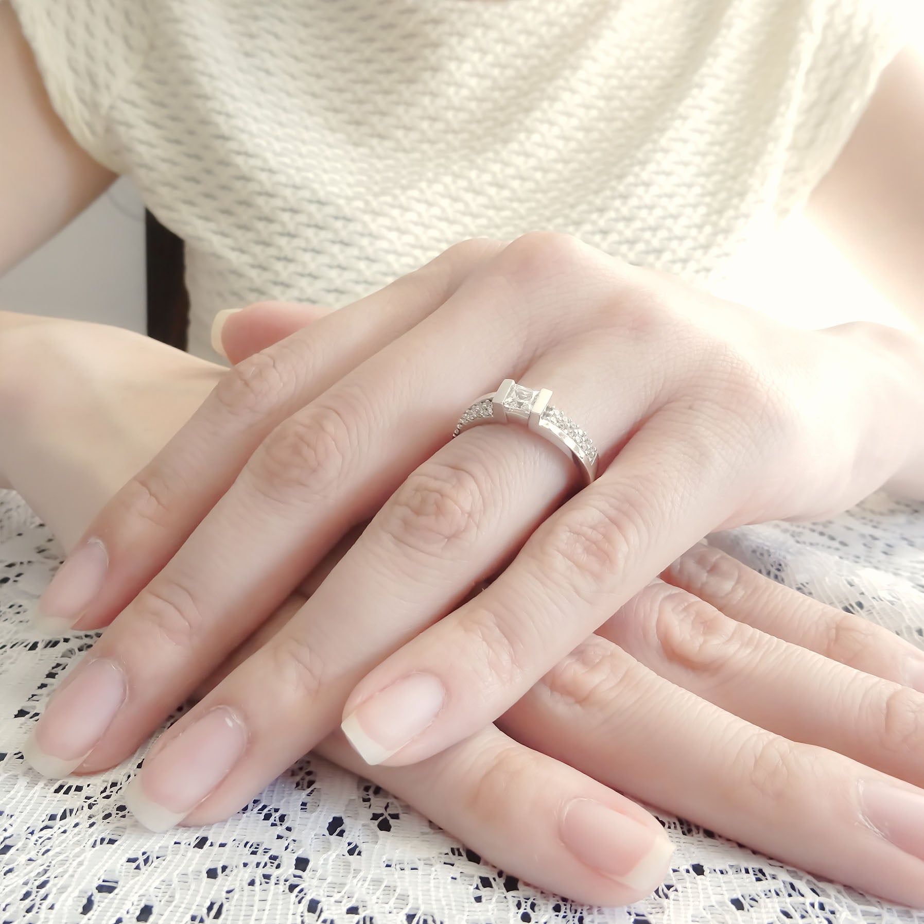 Amor Eterno - Grueso Anillo / Cuadrado 25 / Oro Sólido 10k