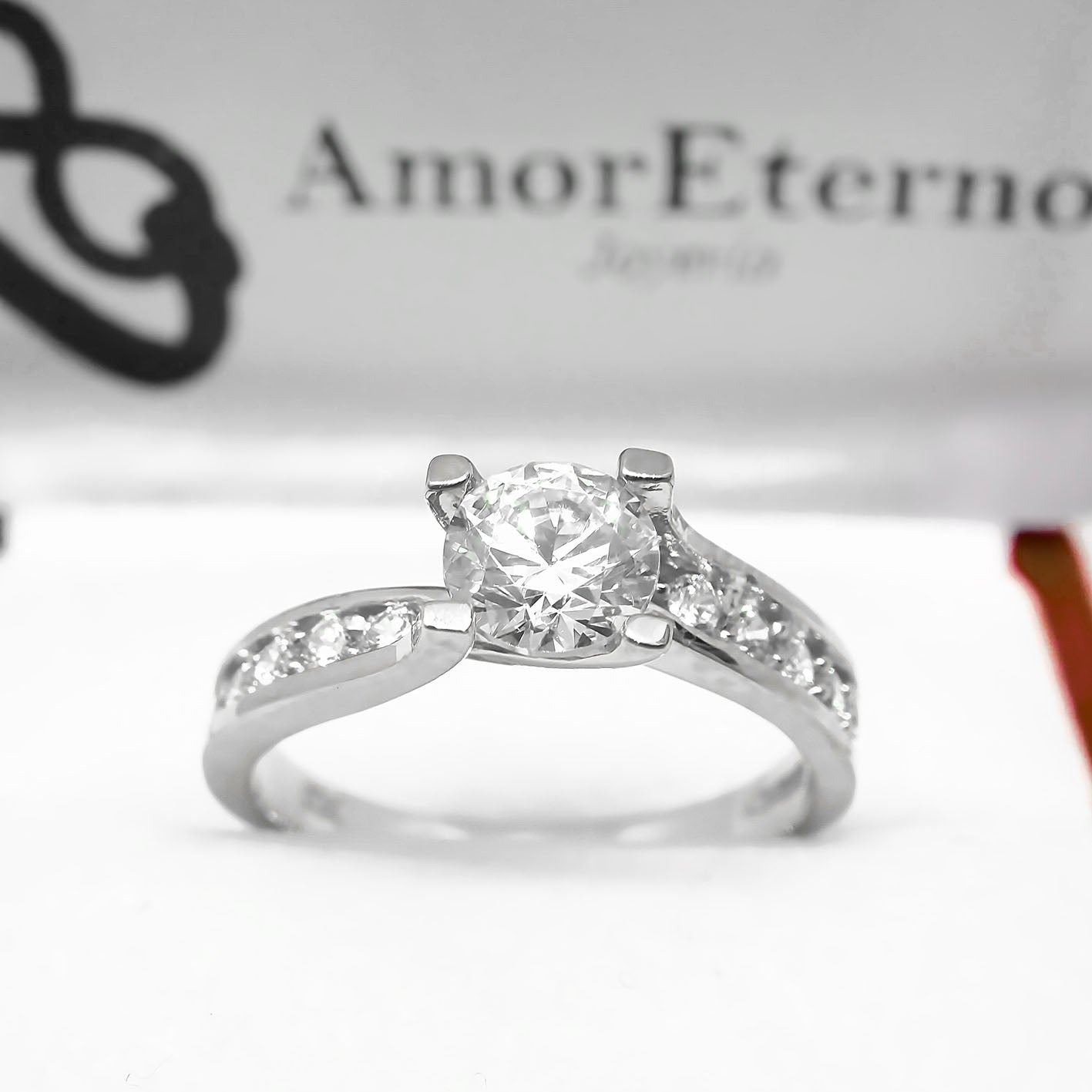 Amor Eterno - Anillo Elenna / Oro Sólido 10k / Blanco