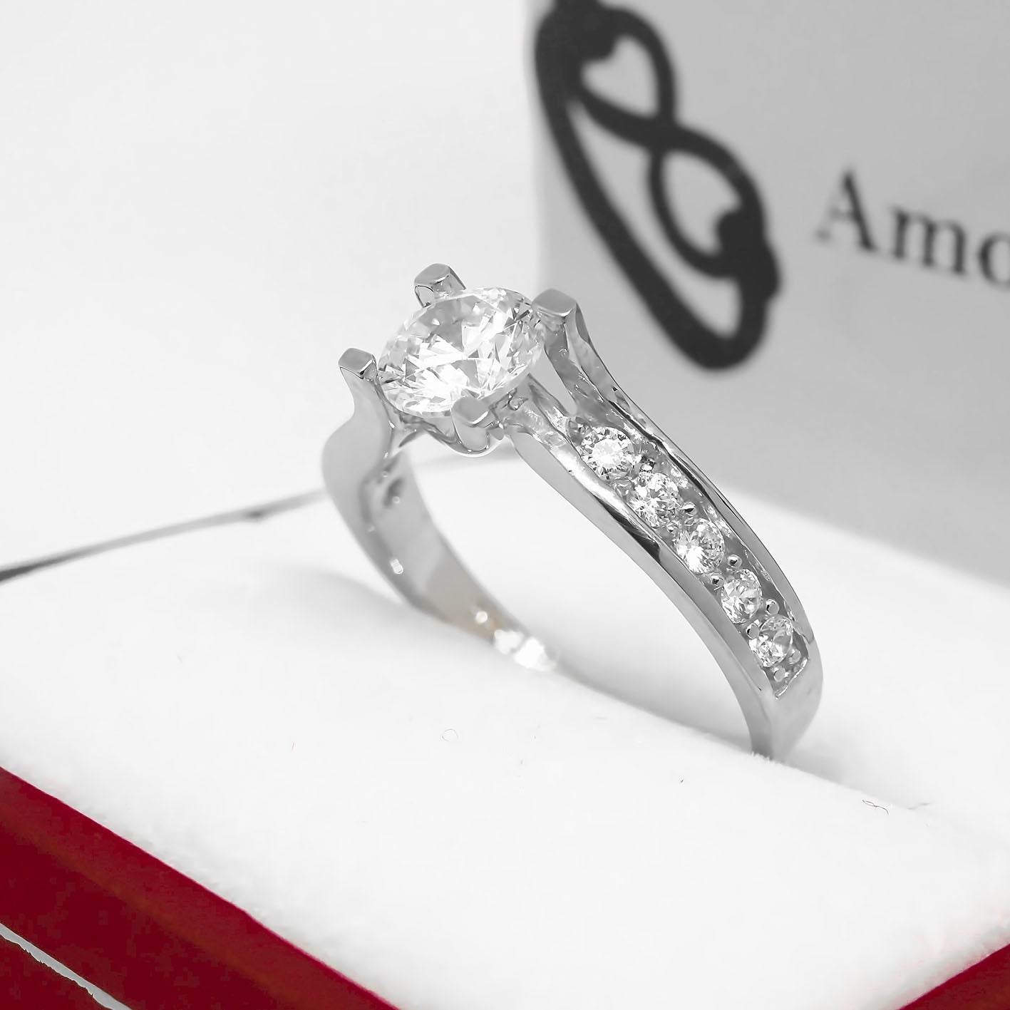 Amor Eterno - Anillo Elenna / Oro Sólido 10k / Blanco