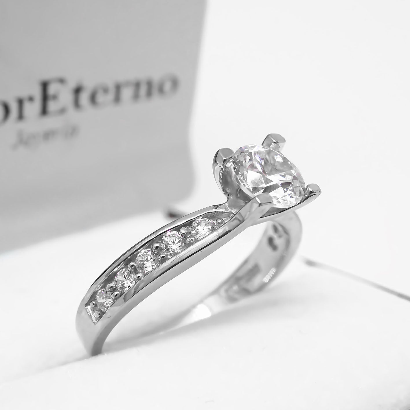 Amor Eterno - Anillo Elenna / Oro Sólido 10k / Blanco