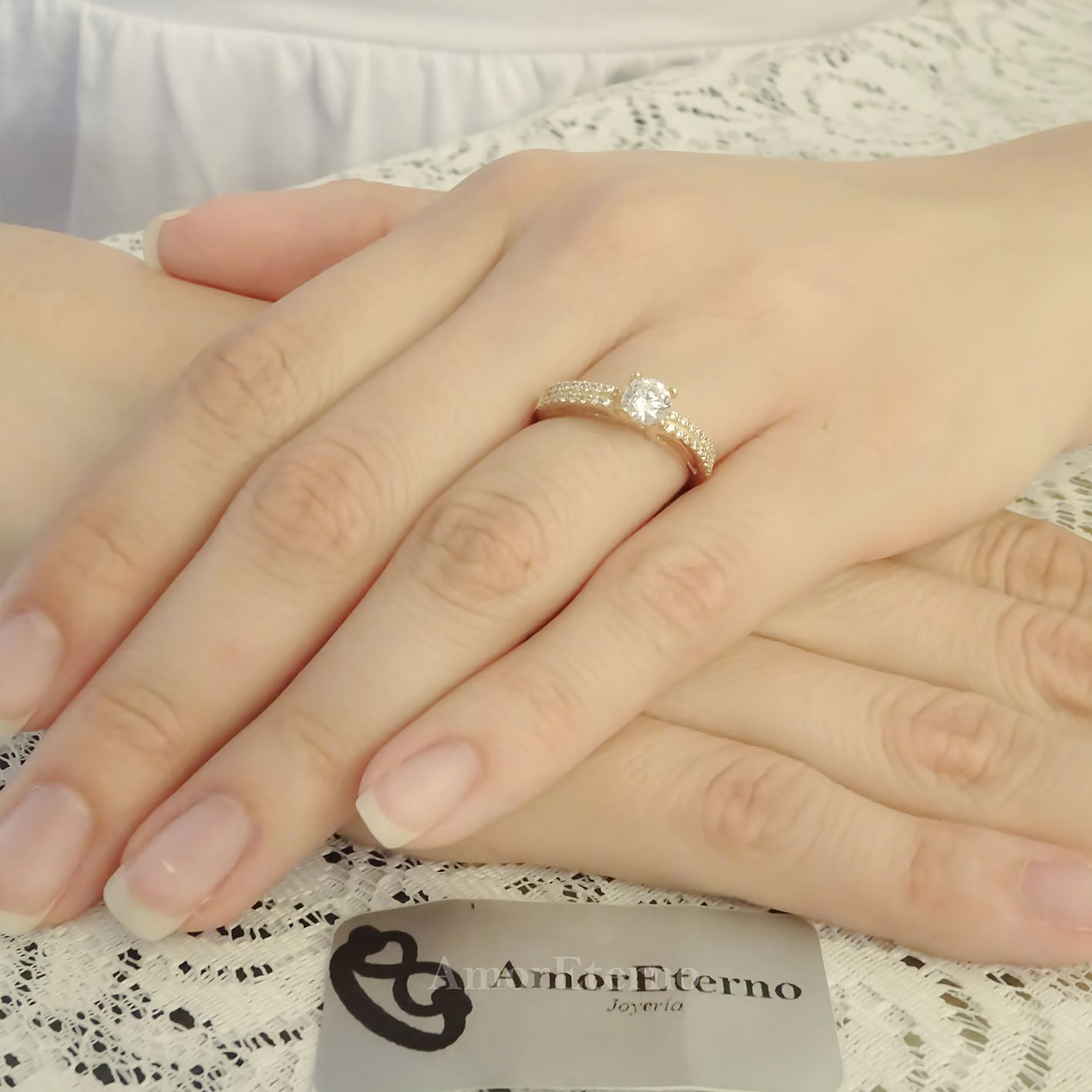 Amor Eterno - Anillo Europa / Oro Sólido 10k / Blanco
