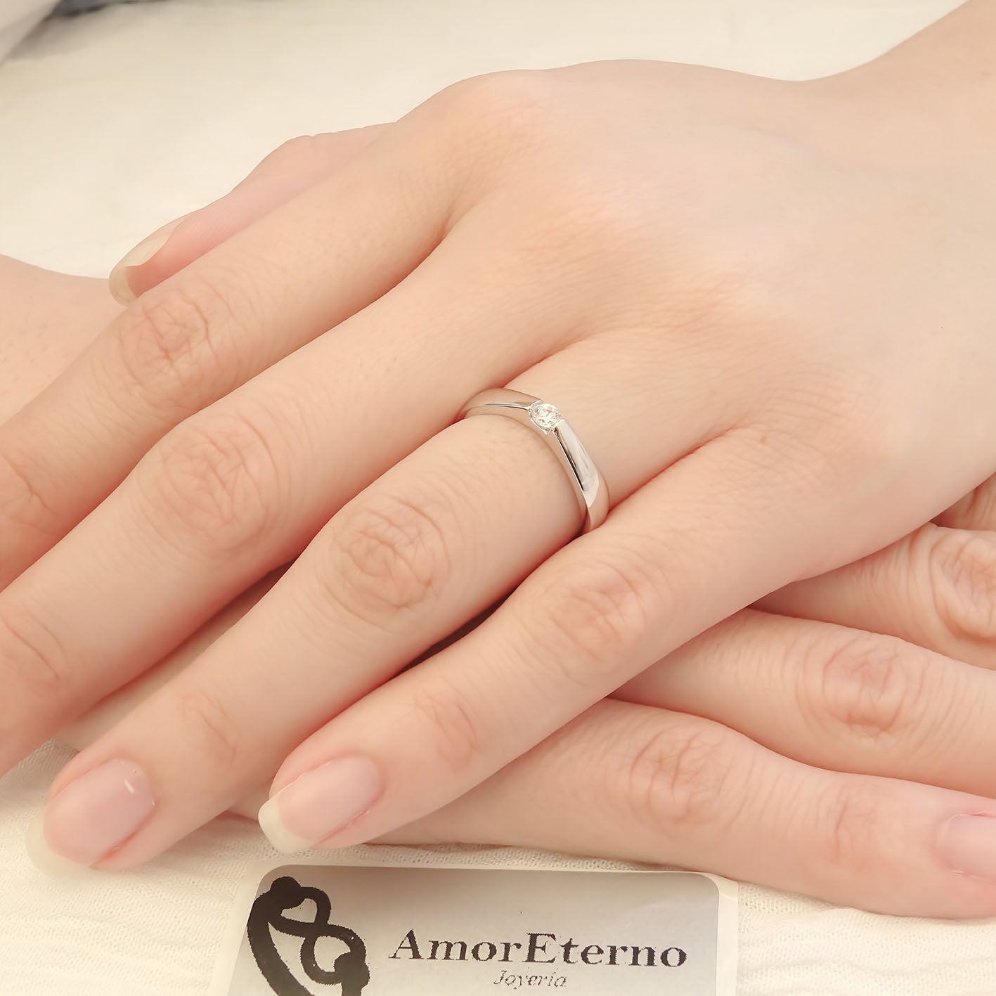 Amor Eterno - Anillo Nikki / Oro Sólido 10k / Blanco