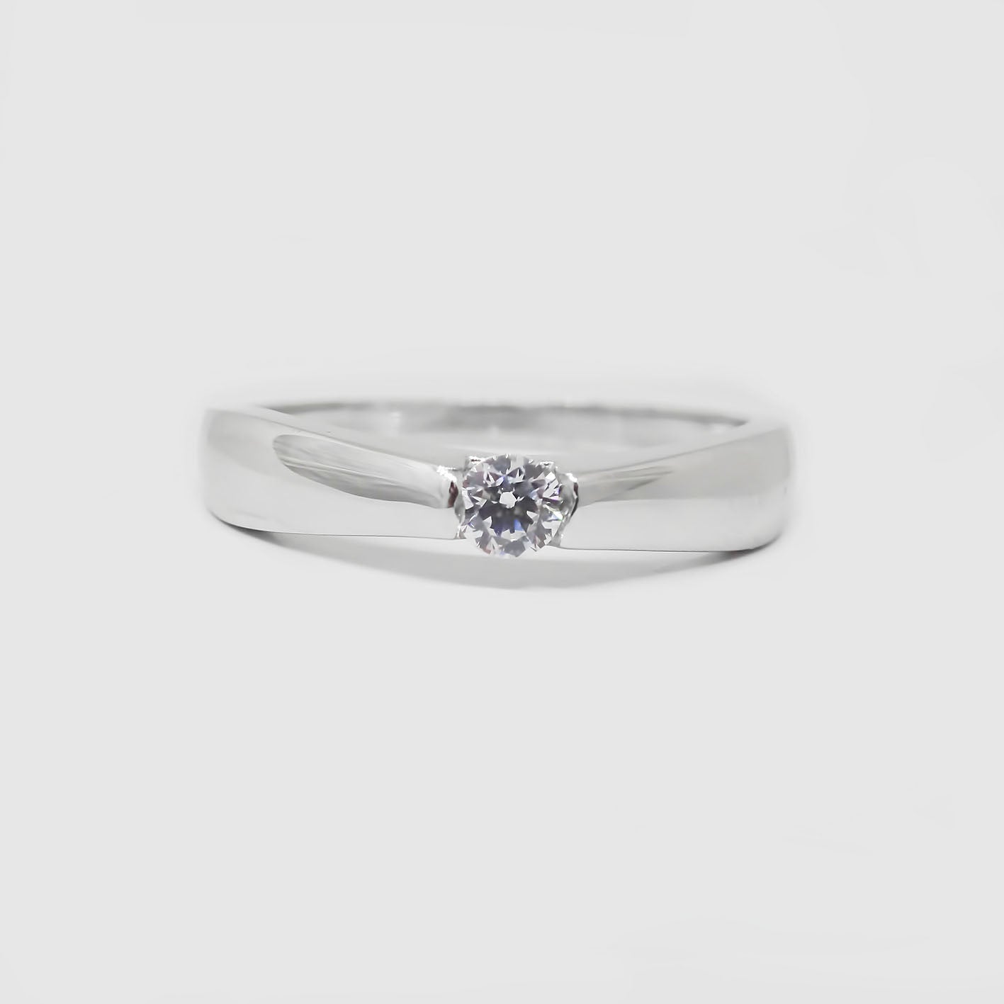 Amor Eterno - Anillo Nikki / Oro Sólido 10k / Blanco