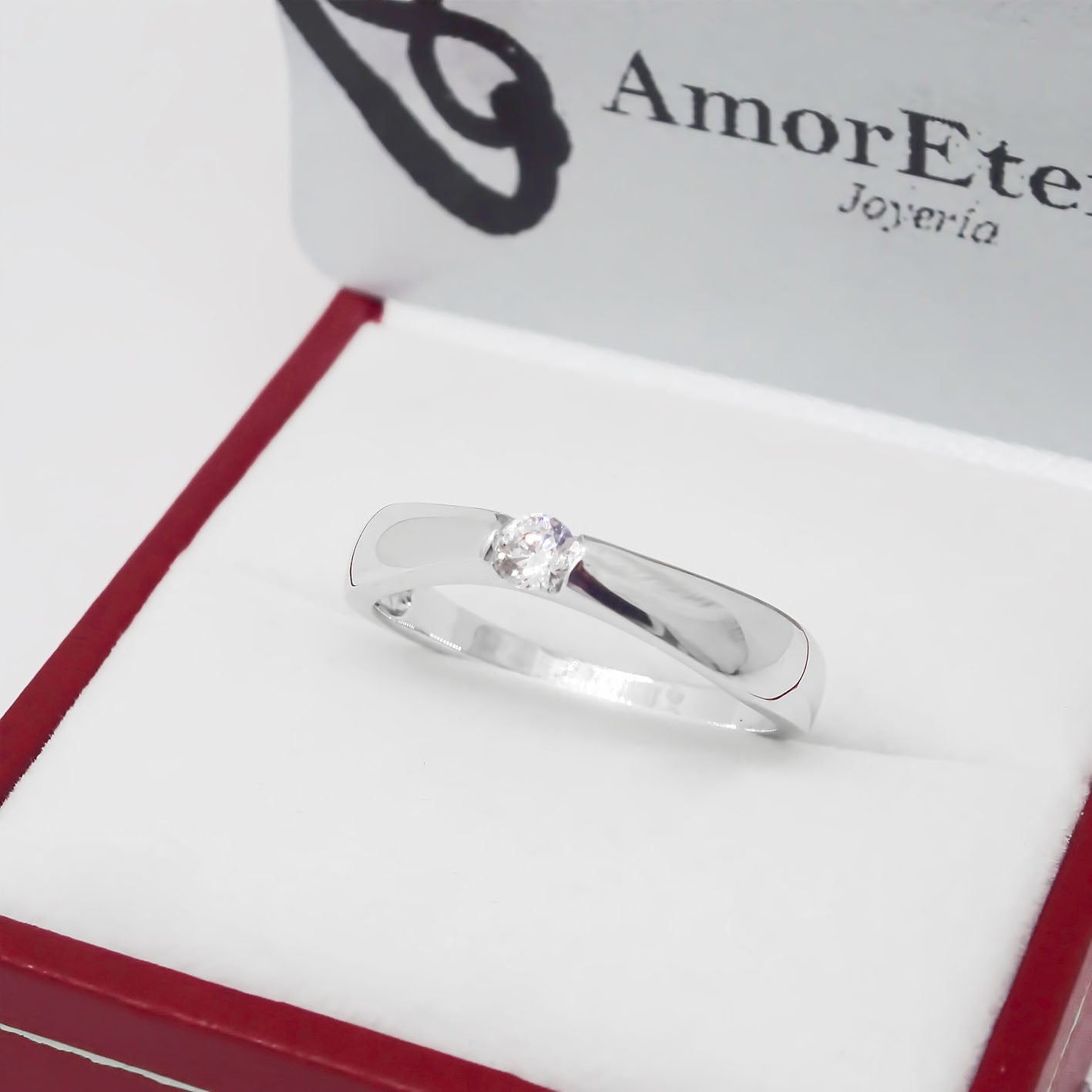 Amor Eterno - Anillo Nikki / Oro Sólido 10k / Blanco