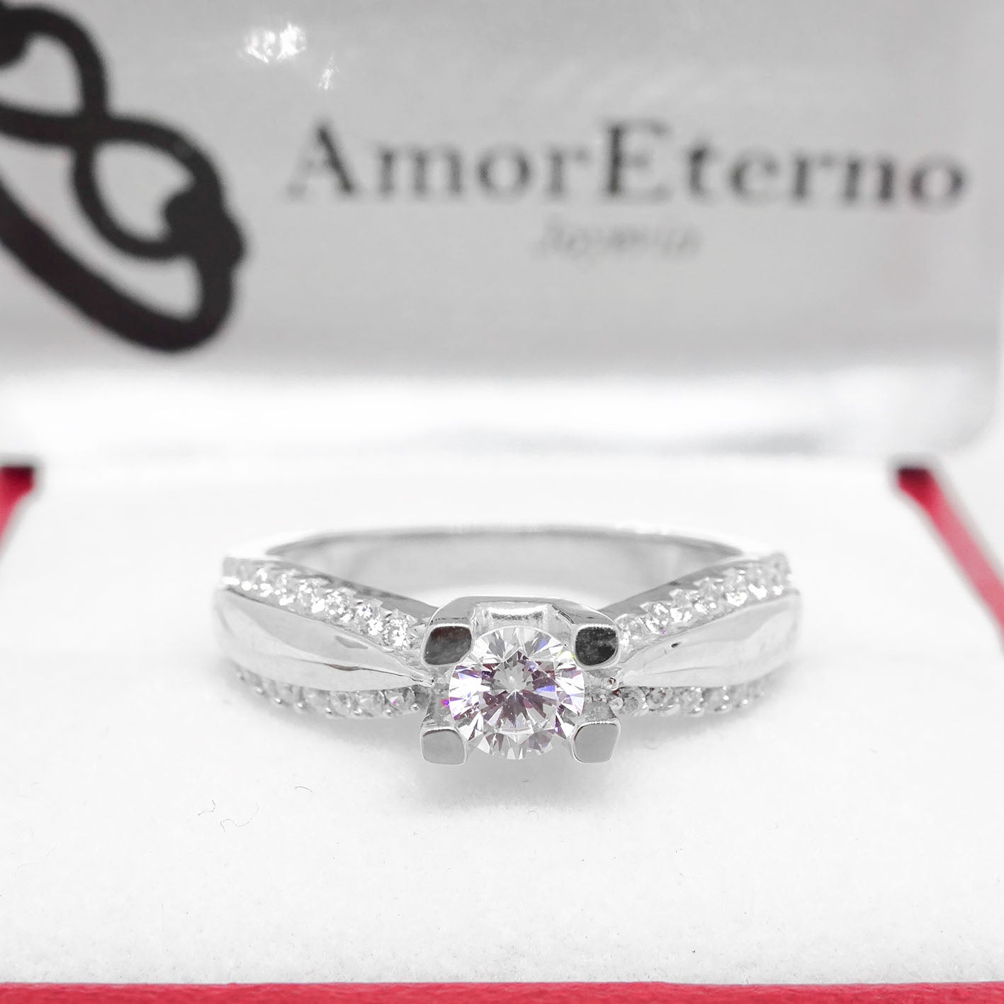Amor Eterno - Anillo Almendra / Oro Sólido 10k / Blanco