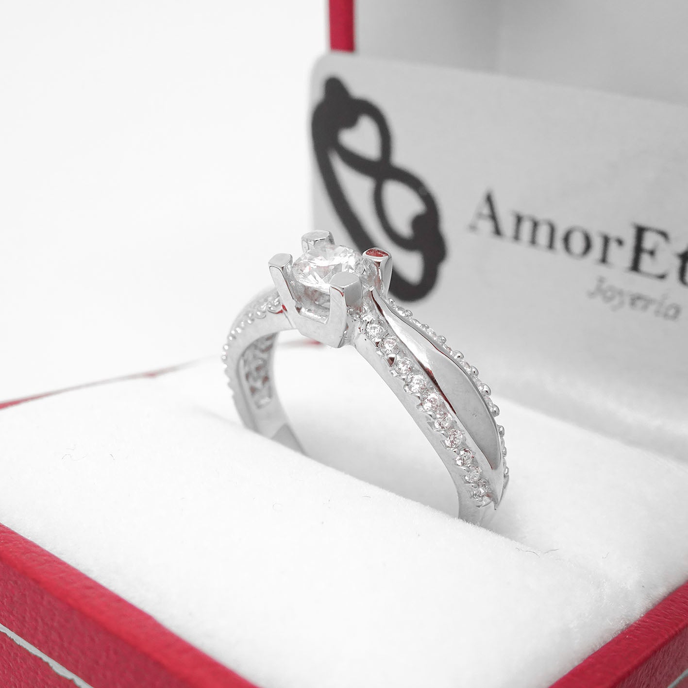 Amor Eterno - Anillo Almendra / Oro Sólido 10k / Blanco