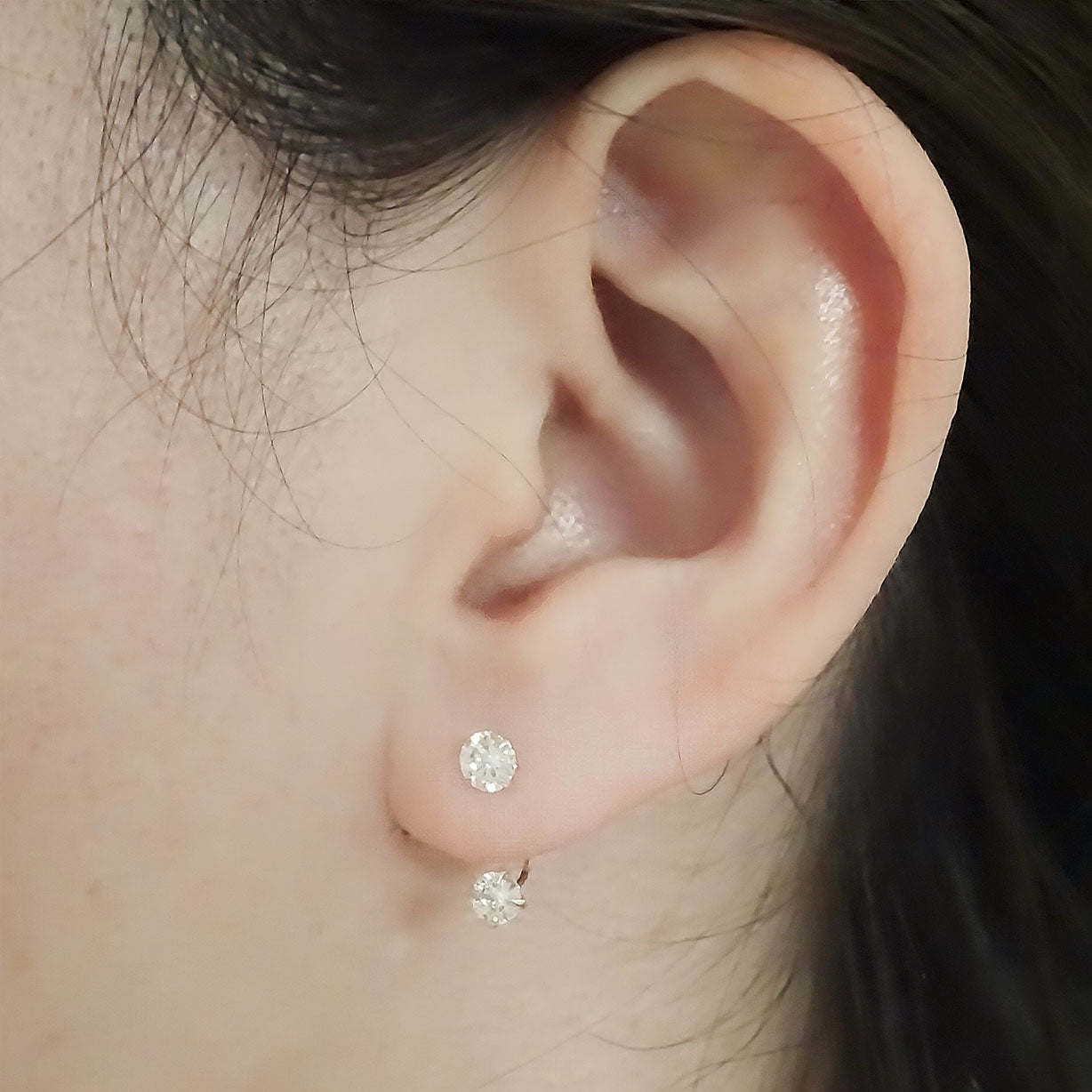 Amor Eterno - Broqueles Curvos / Aretes / Oro Sólido 10k / Piedras