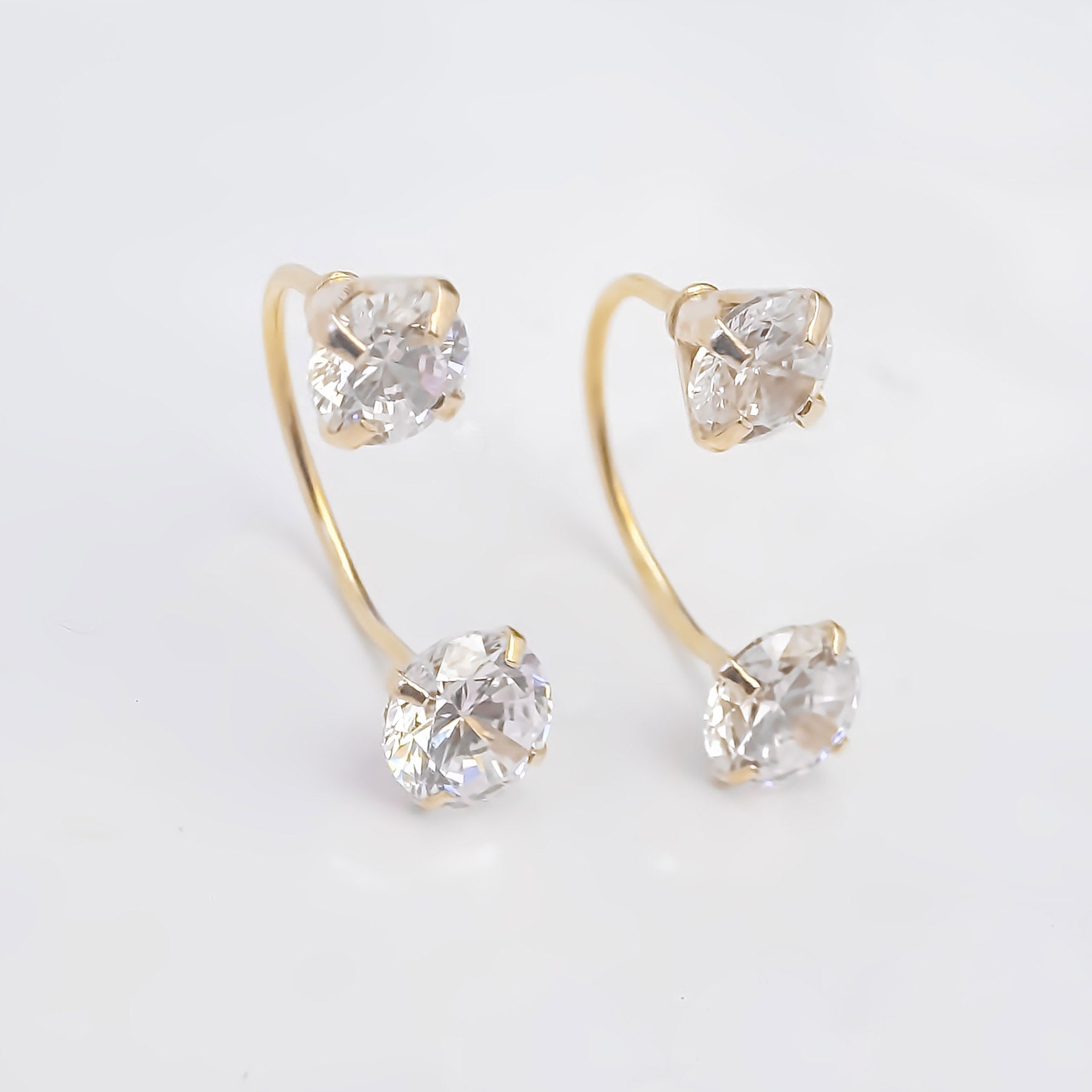 Amor Eterno - Broqueles Curvos / Aretes / Oro Sólido 10k / Piedras