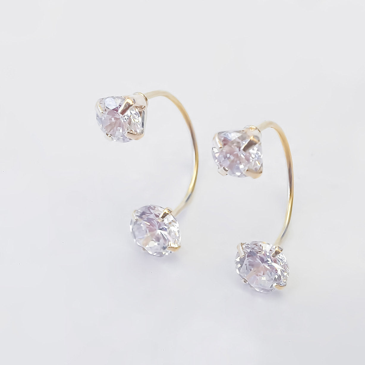 Amor Eterno - Broqueles Curvos / Aretes / Oro Sólido 10k / Piedras