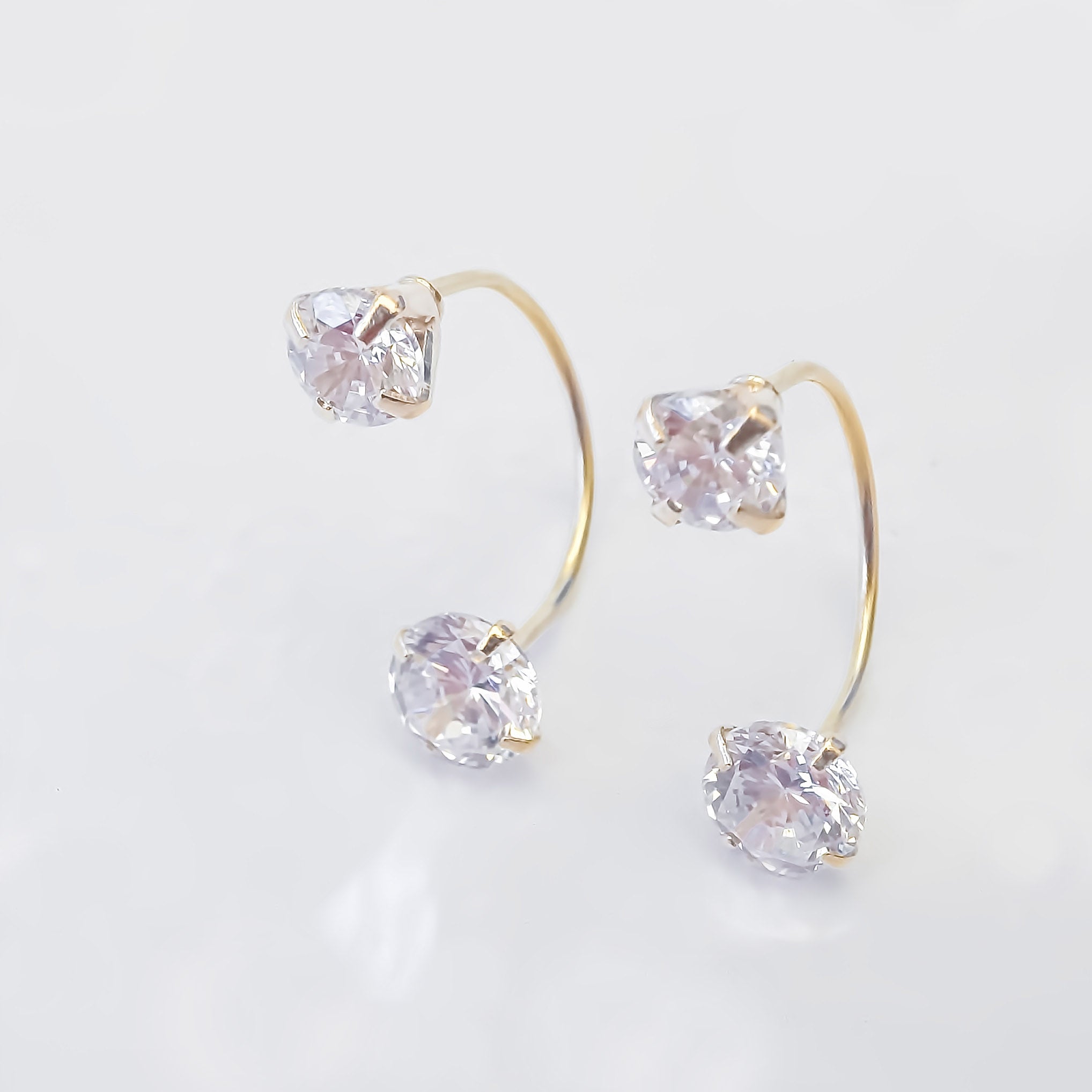 Amor Eterno - Broqueles Curvos / Aretes / Oro Sólido 10k / Piedras