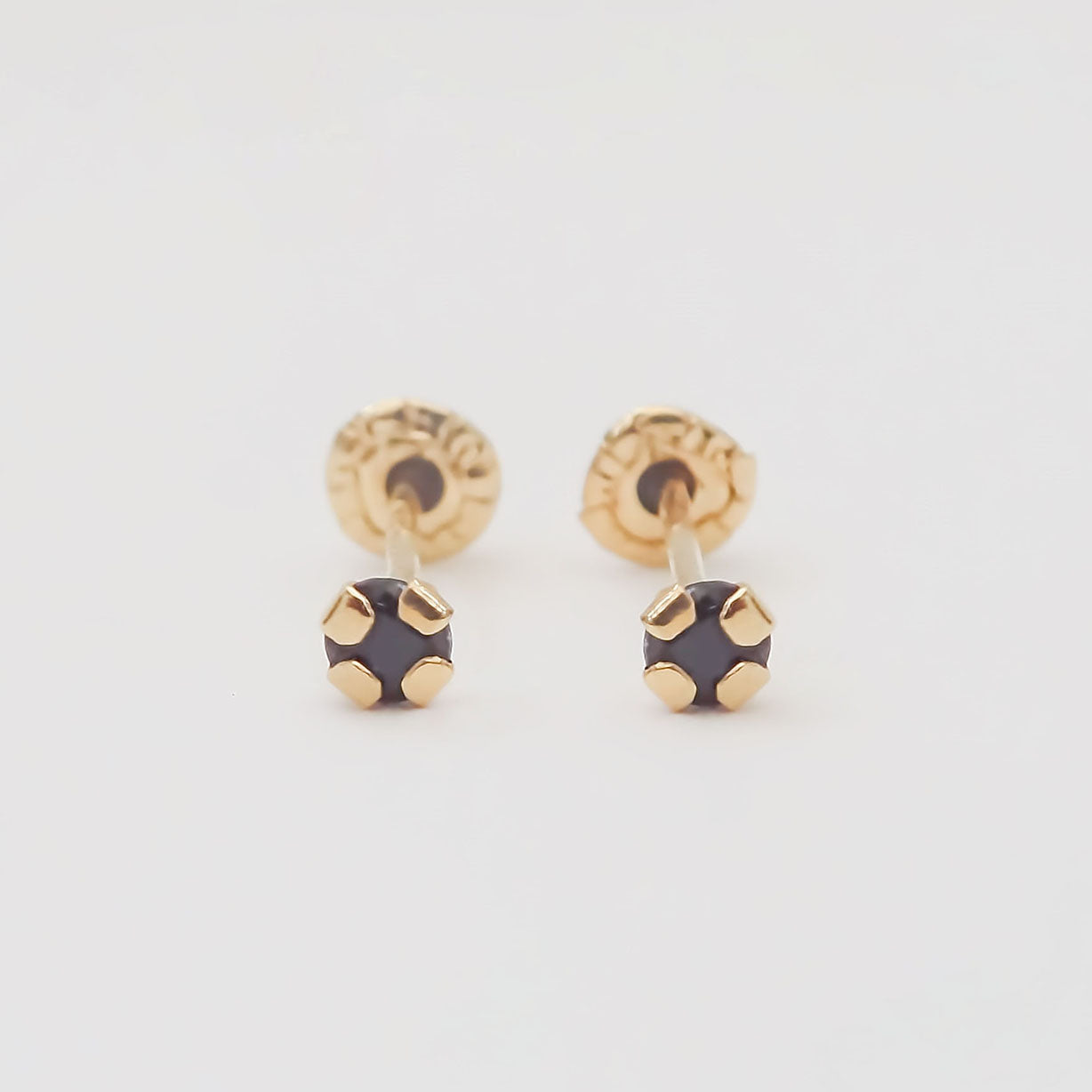 Amor Eterno - Broqueles Recto Mini Bebé / Aretes / Oro 10k / Negro