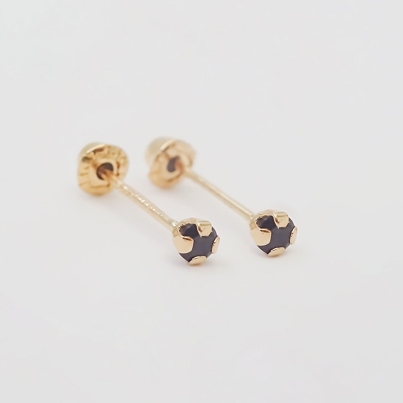 Amor Eterno - Broqueles Recto Mini Bebé / Aretes / Oro 10k / Negro