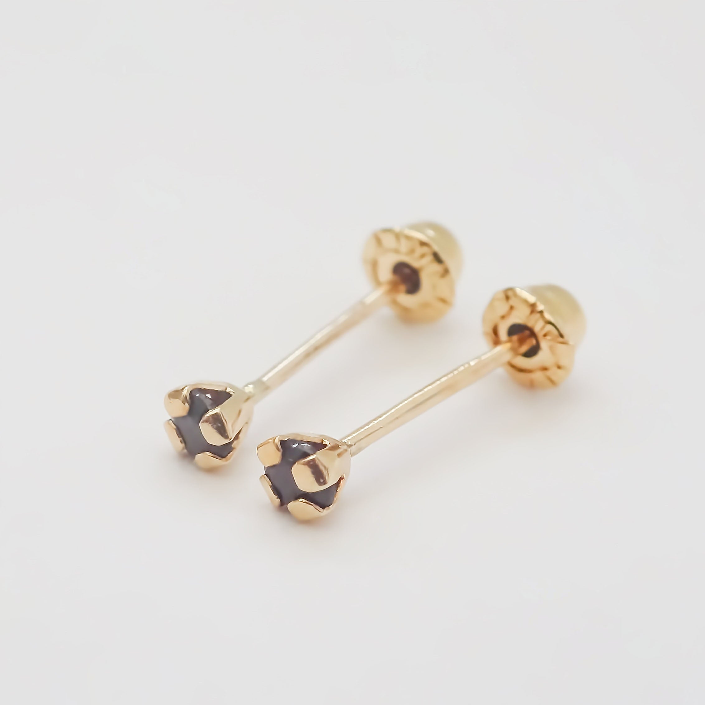 Amor Eterno - Broqueles Recto Mini Bebé / Aretes / Oro 10k / Negro