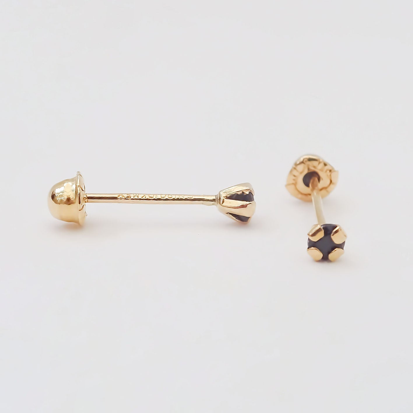Amor Eterno - Broqueles Recto Mini Bebé / Aretes / Oro 10k / Negro