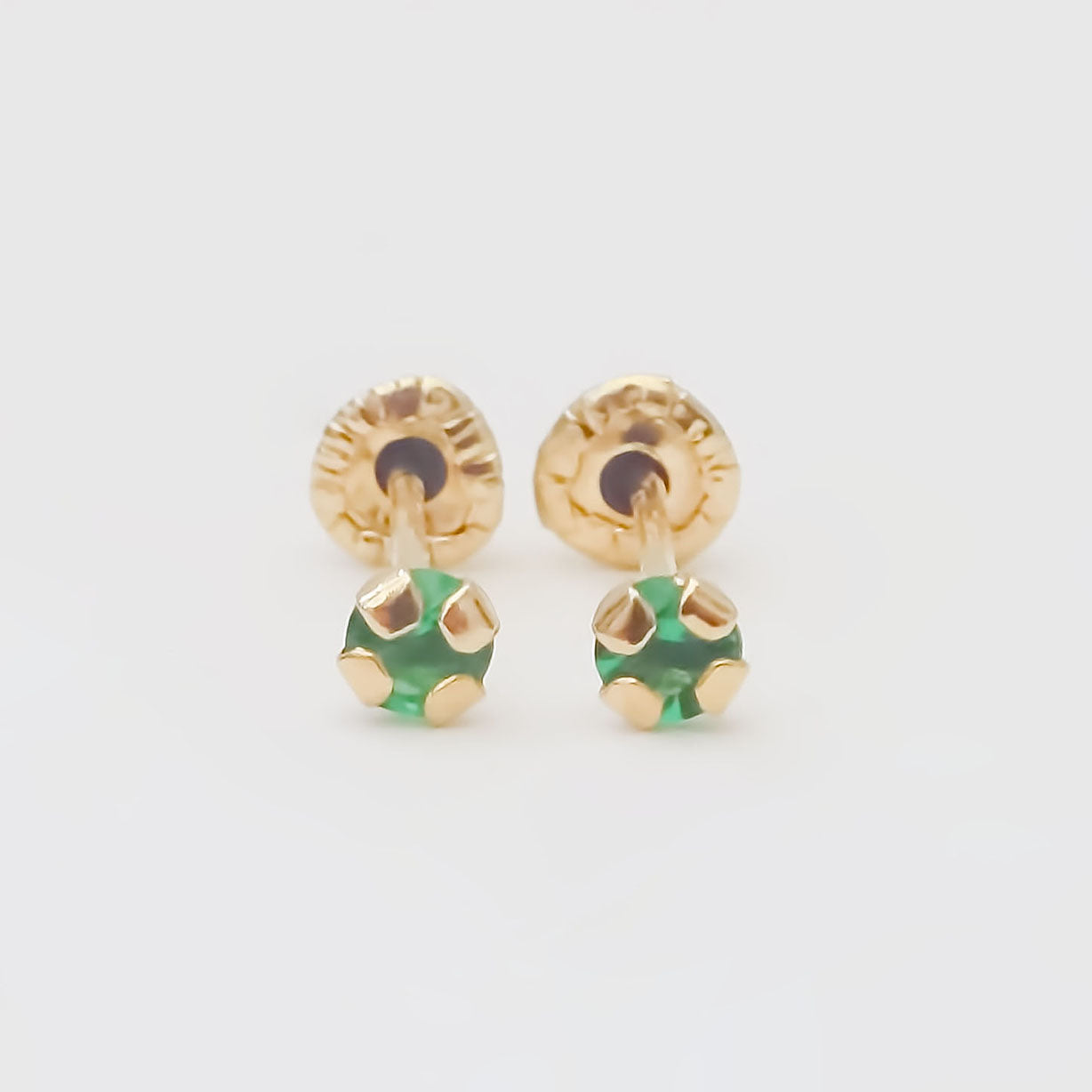 Amor Eterno - Broqueles Recto Mini Bebé / Aretes / Oro 10k / Verde