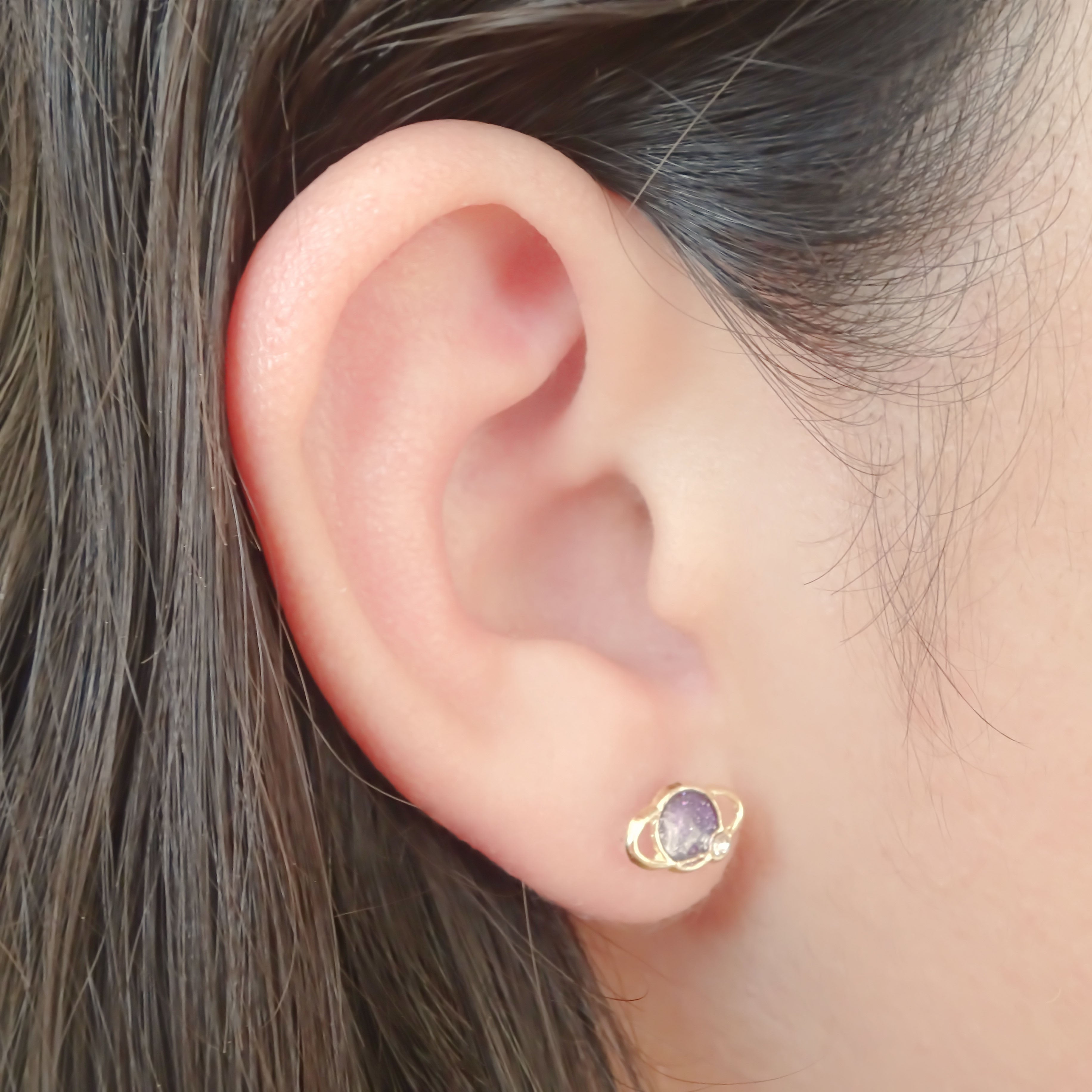 Amor Eterno - Broqueles Deluxe Saturno / Aretes / Oro 10k / Morado