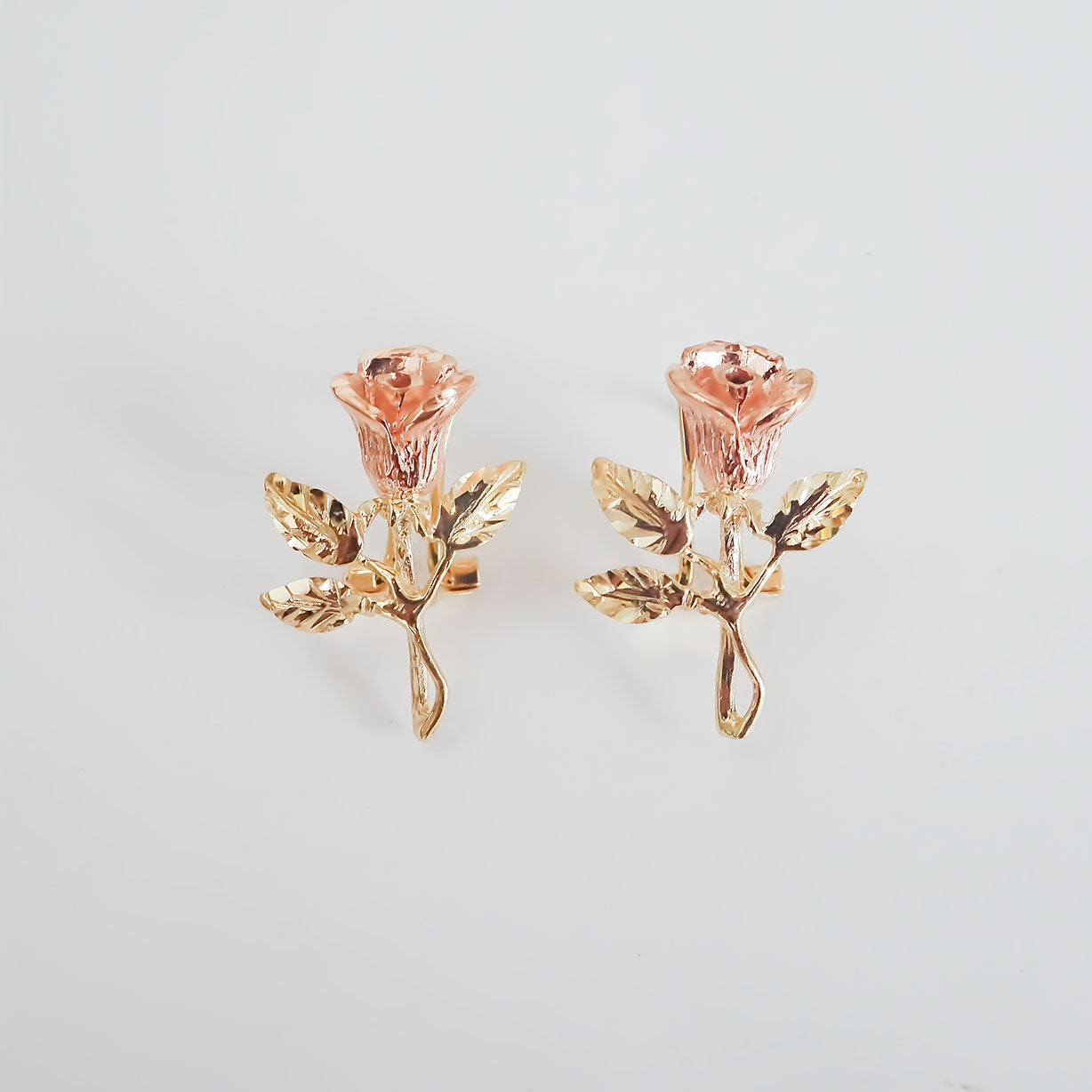 Amor Eterno - Broqueles Rosa Flor / Aretes Oro Sólido 10k