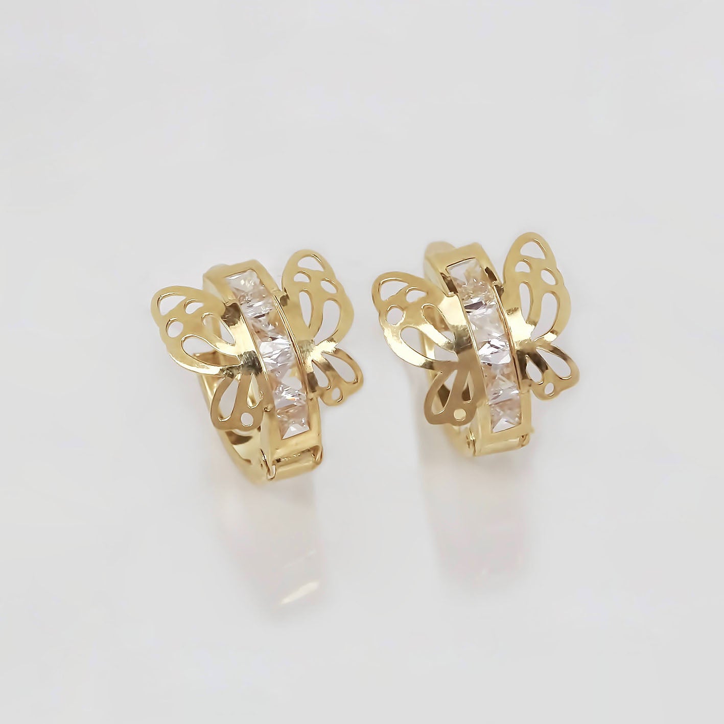 Amor Eterno - Arracadas Huggie Mariposa / Aretes Oro 10k