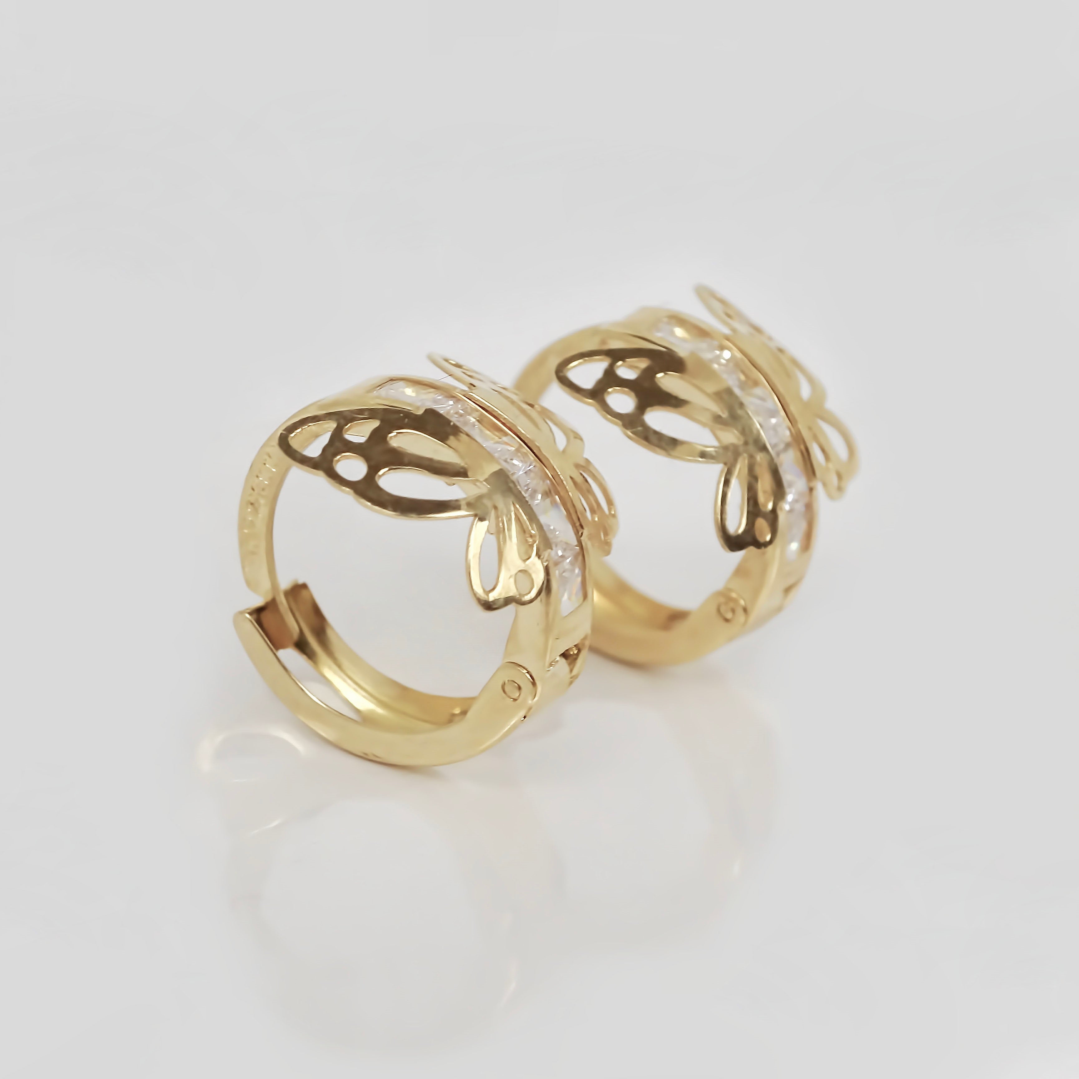 Amor Eterno - Arracadas Huggie Mariposa / Aretes Oro 10k