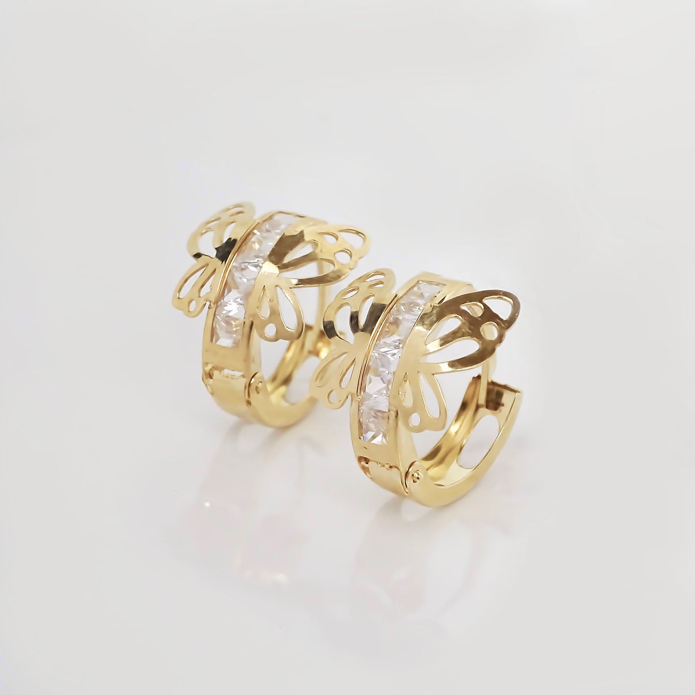 Amor Eterno - Arracadas Huggie Mariposa / Aretes Oro 10k