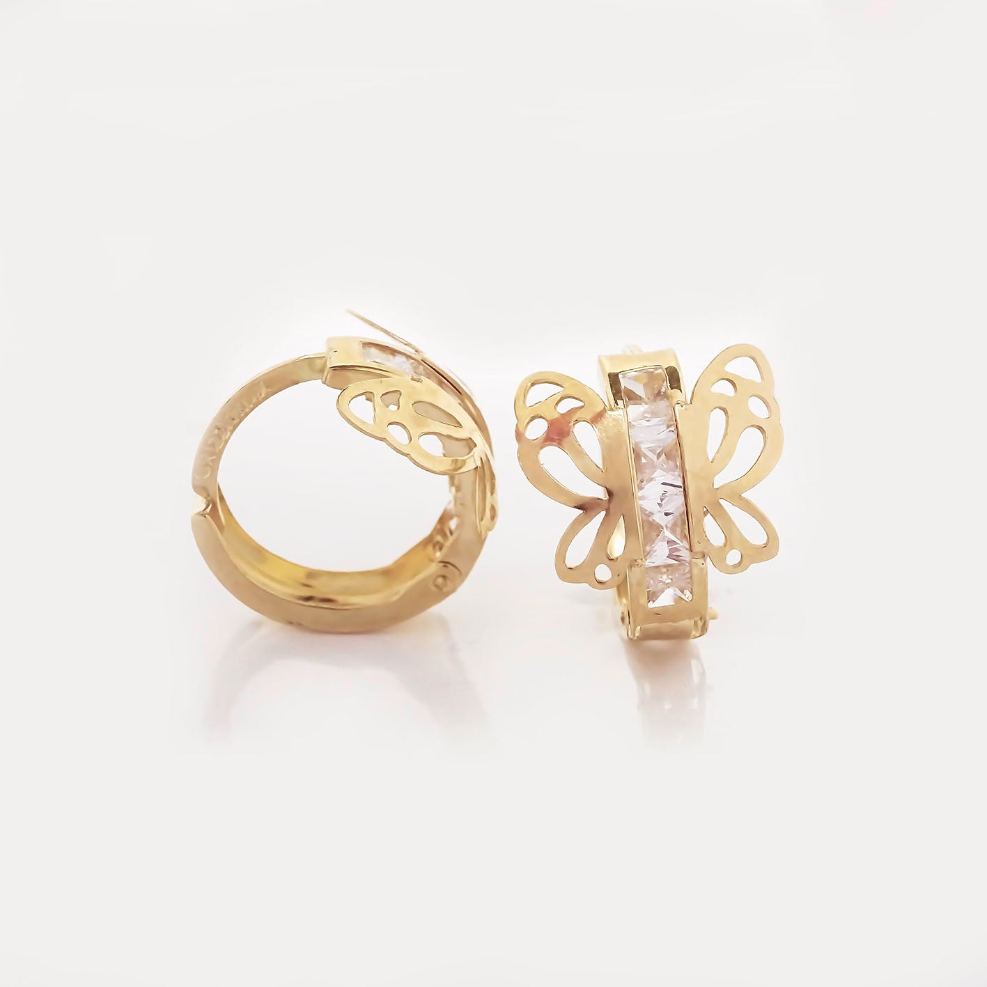 Amor Eterno - Arracadas Huggie Mariposa / Aretes Oro 10k