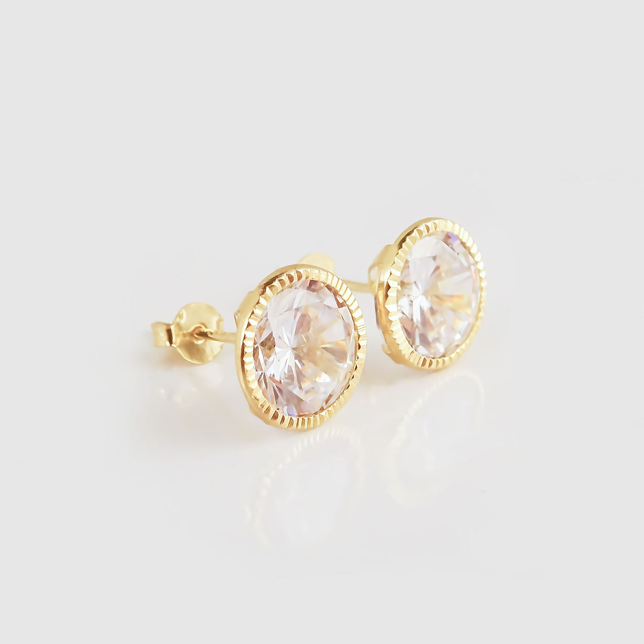 Amor Eterno - Broqueles Recto Facetado Grande 8mm / Oro 10k / Transparente