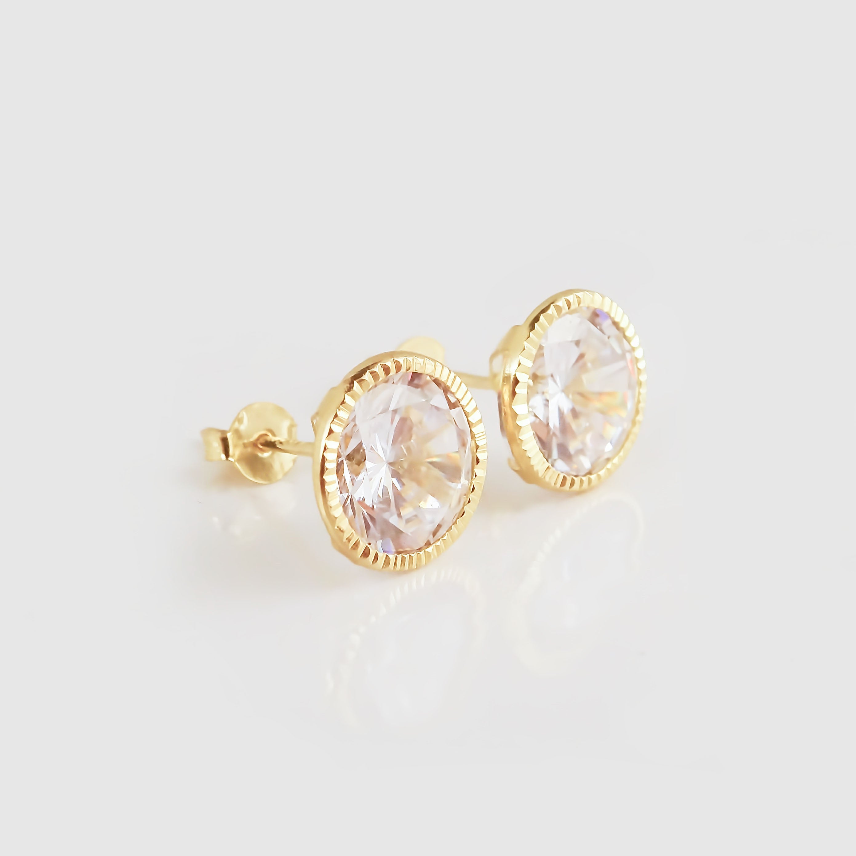 Amor Eterno - Broqueles Recto Facetado Grande 8mm / Oro 10k / Transparente