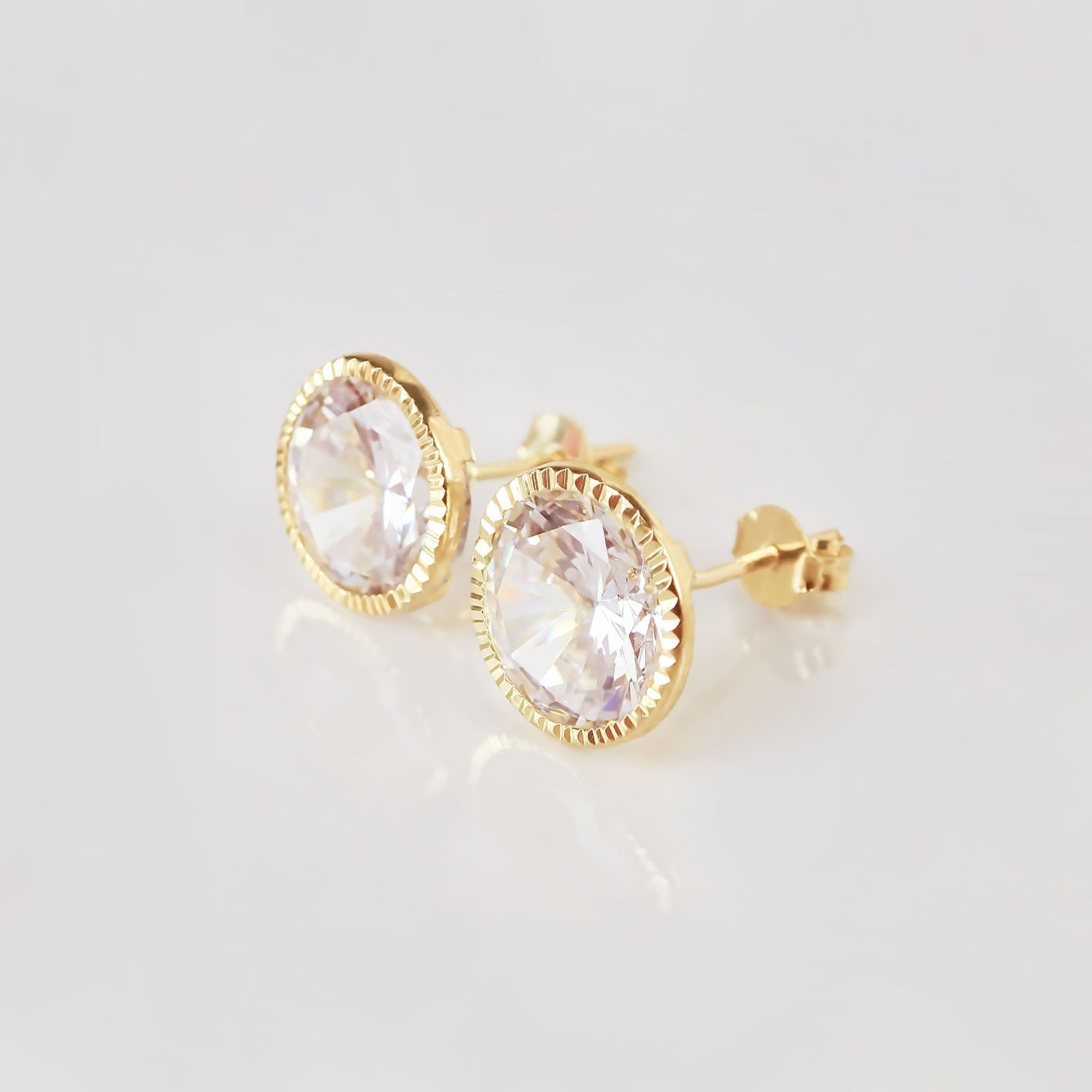 Amor Eterno - Broqueles Recto Facetado Grande 8mm / Oro 10k / Transparente