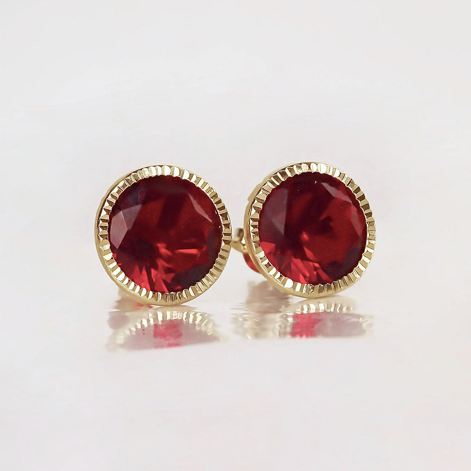 Amor Eterno - Broqueles Recto Facetado Grande 8mm / Oro 10k / Rojo