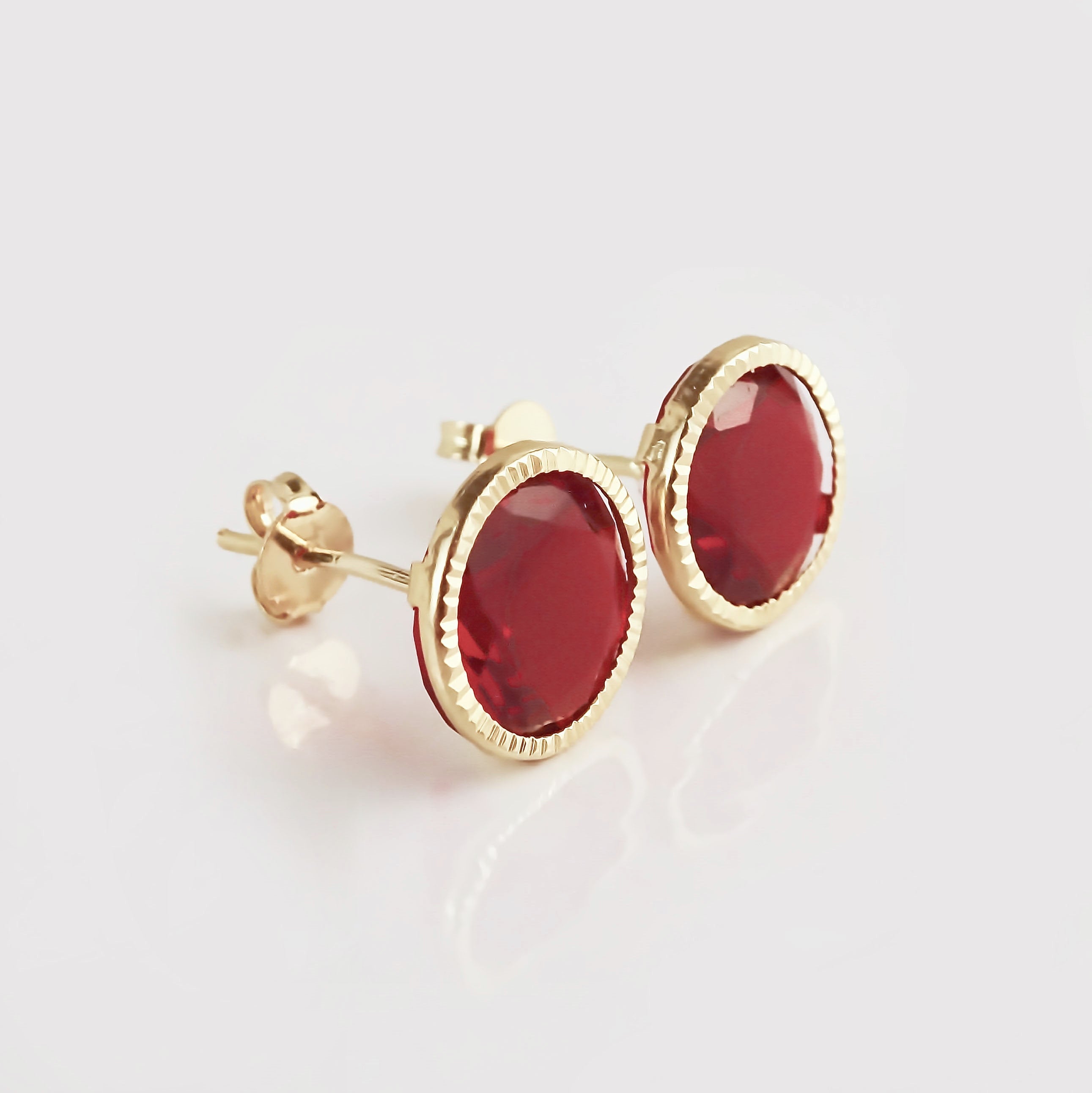 Amor Eterno - Broqueles Recto Facetado Grande 8mm / Oro 10k / Rojo