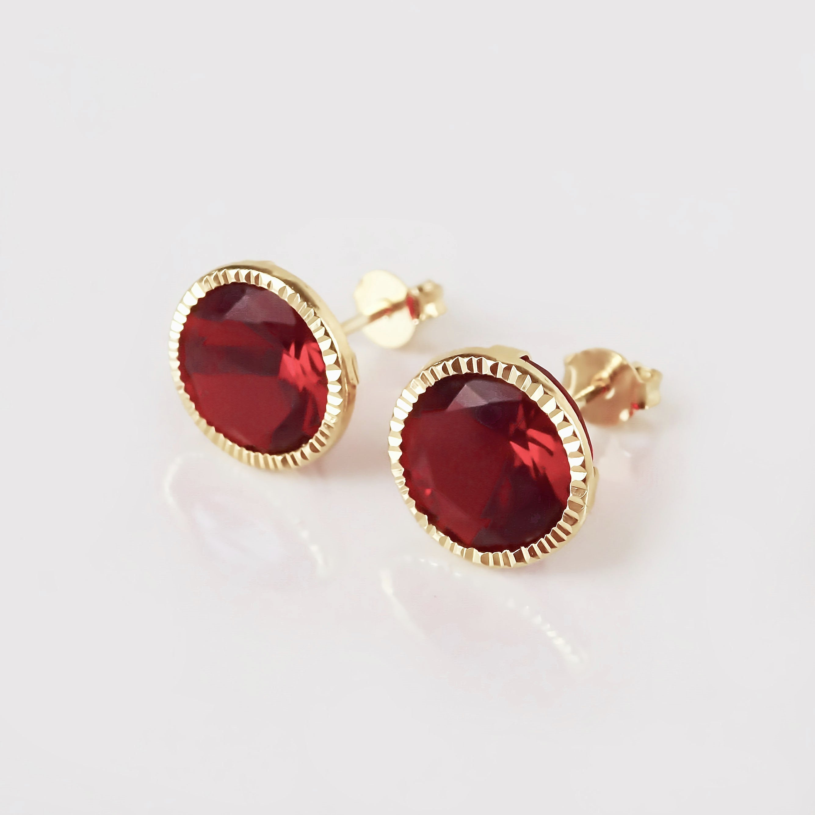 Amor Eterno - Broqueles Recto Facetado Grande 8mm / Oro 10k / Rojo