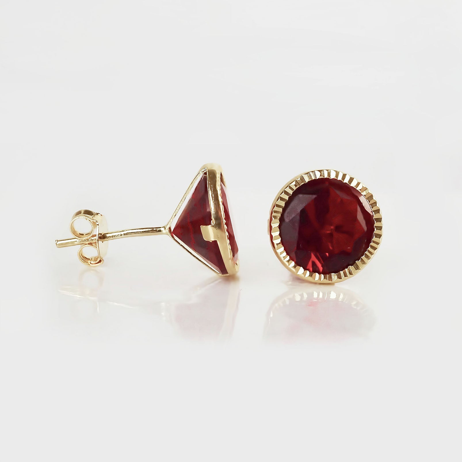 Amor Eterno - Broqueles Recto Facetado Grande 8mm / Oro 10k / Rojo