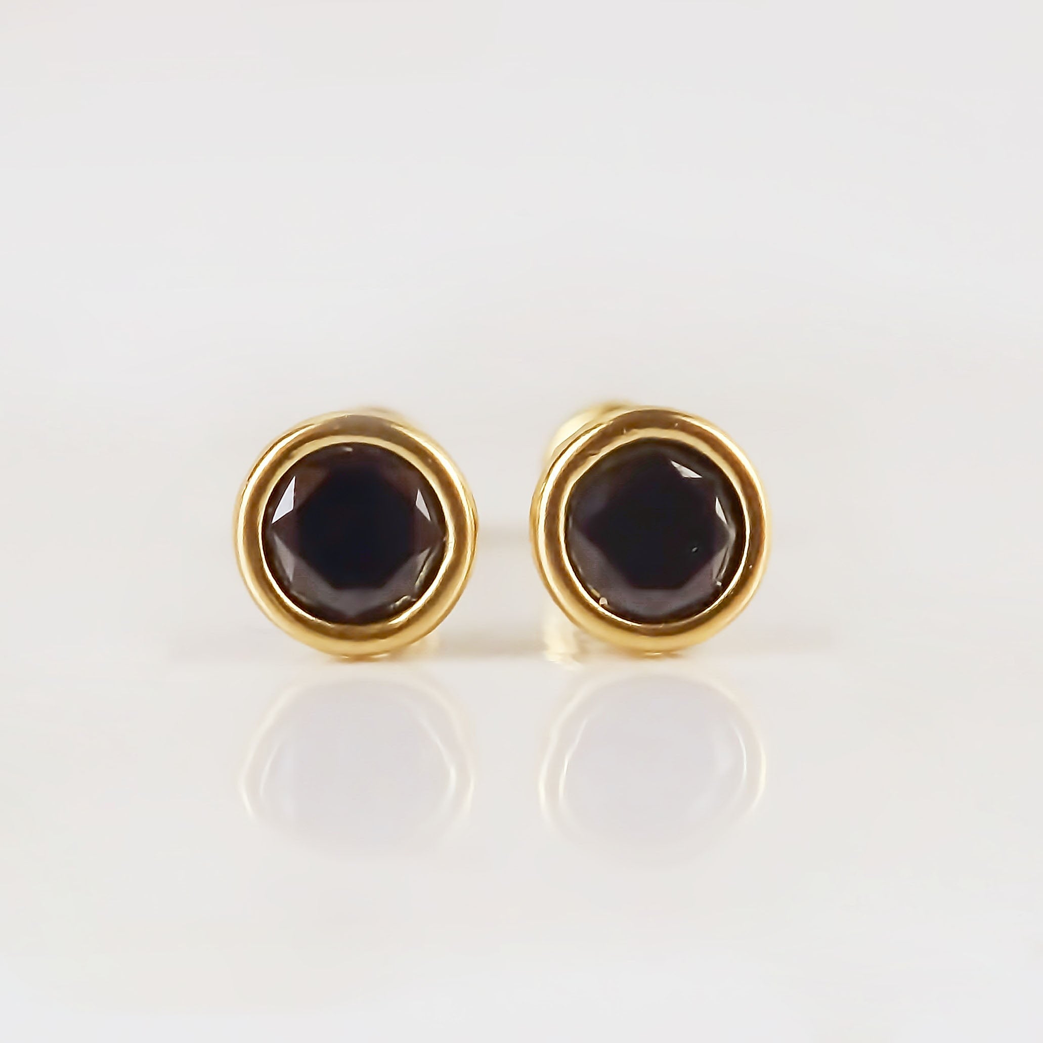 Amor Eterno - Broqueles Bisel Bebé 4 Mm / Aretes Oro 10k / NEGRO