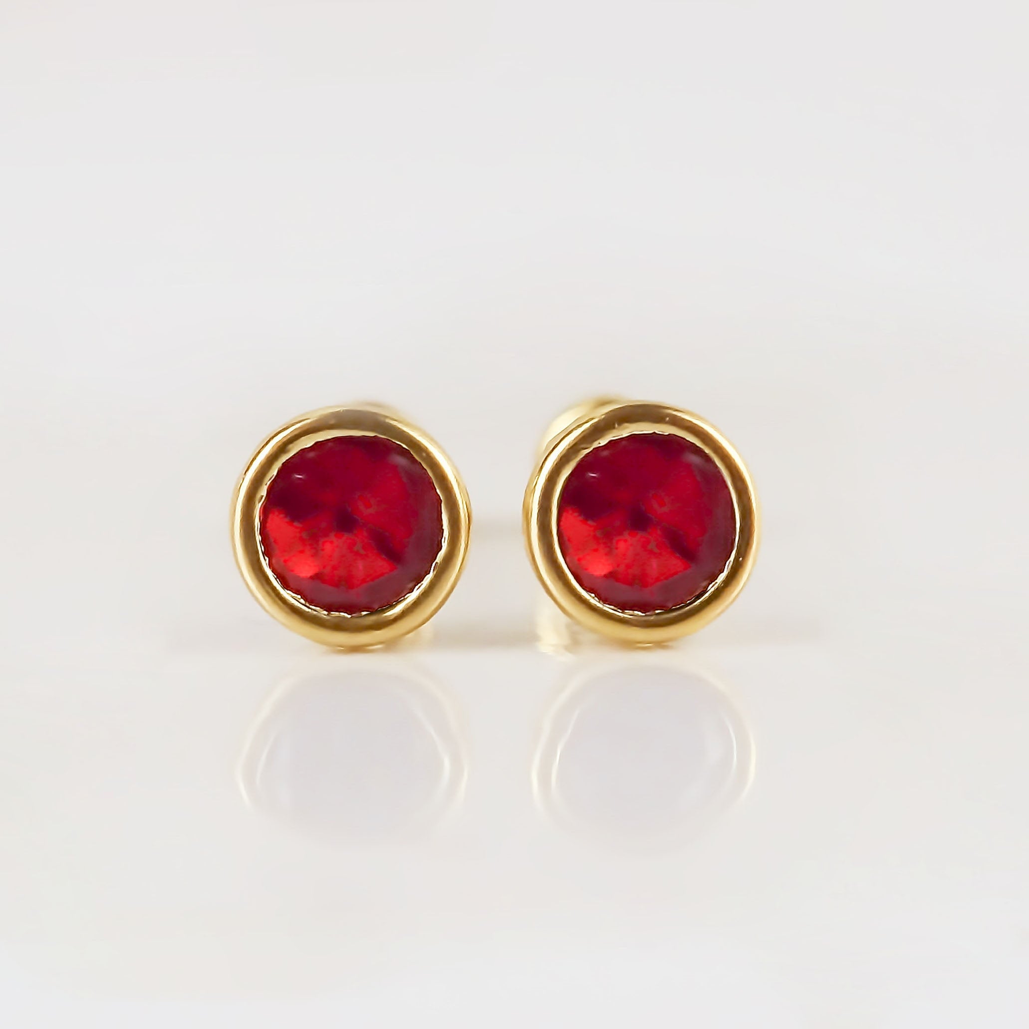 Amor Eterno - Broqueles Bisel Bebé 4 Mm / Aretes Oro 10k / ROJO