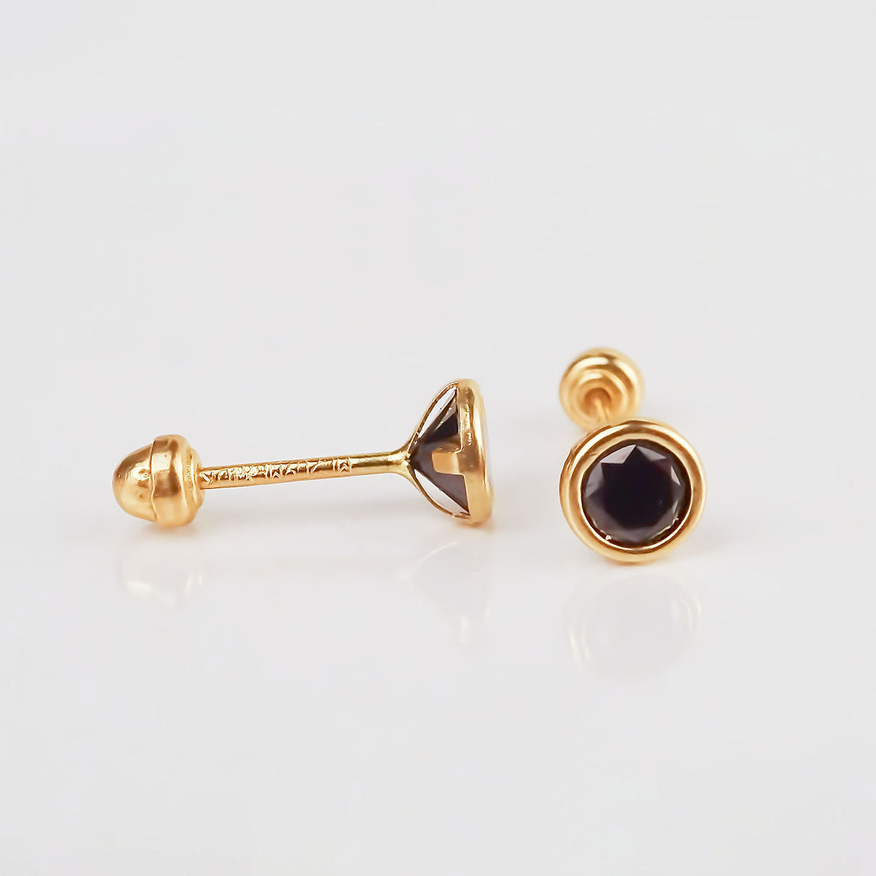 Amor Eterno - Broqueles Bisel Bebé 4 Mm / Aretes Oro 10k / NEGRO