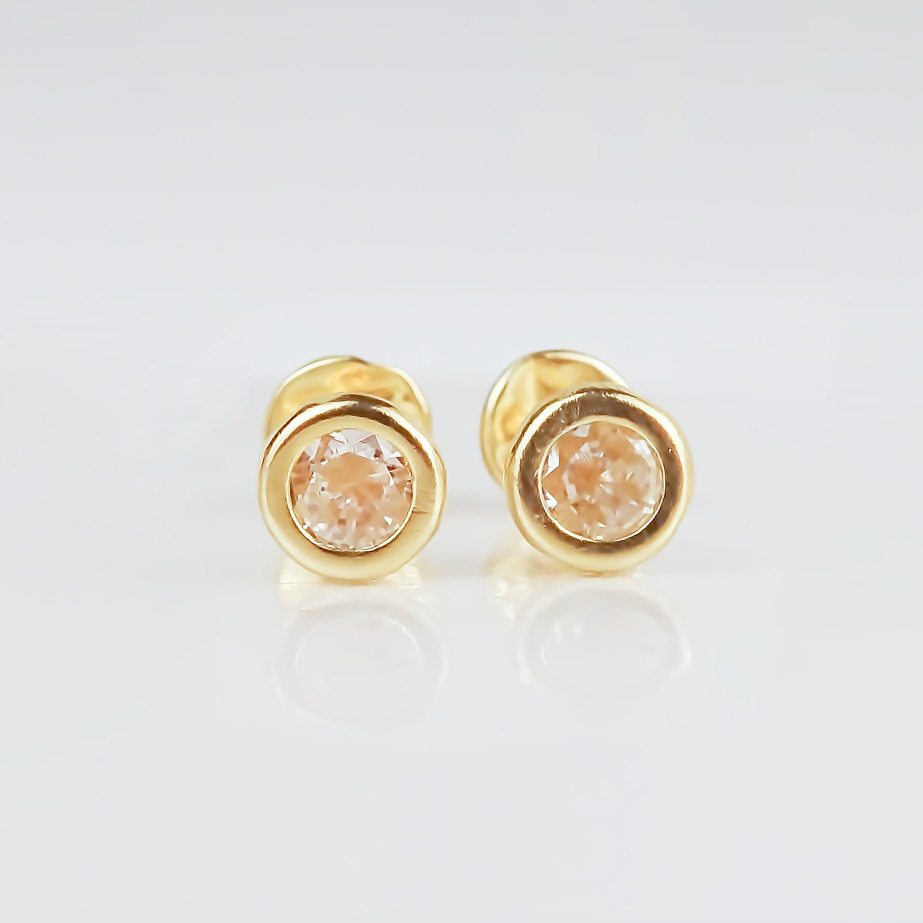 Amor Eterno - Broqueles Bisel Bebé 4 Mm / Aretes Oro 10k / TRANSPARENTE