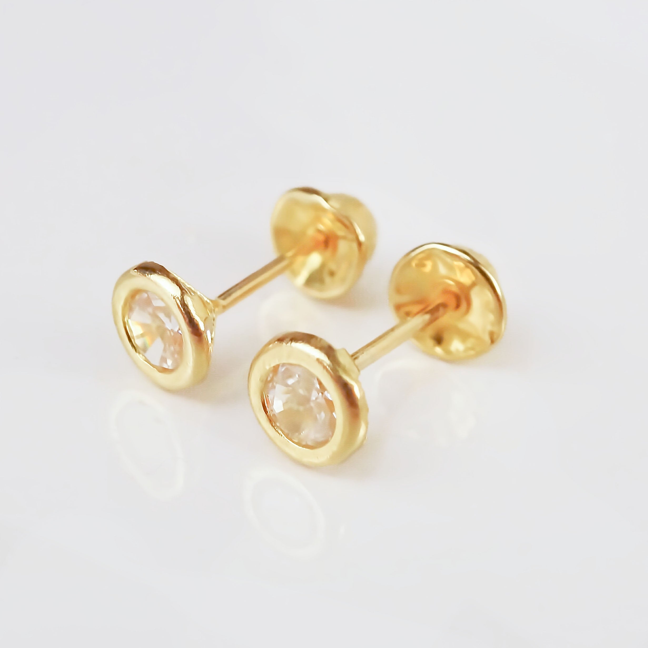 Amor Eterno - Broqueles Bisel Bebé 4 Mm / Aretes Oro 10k / TRANSPARENTE