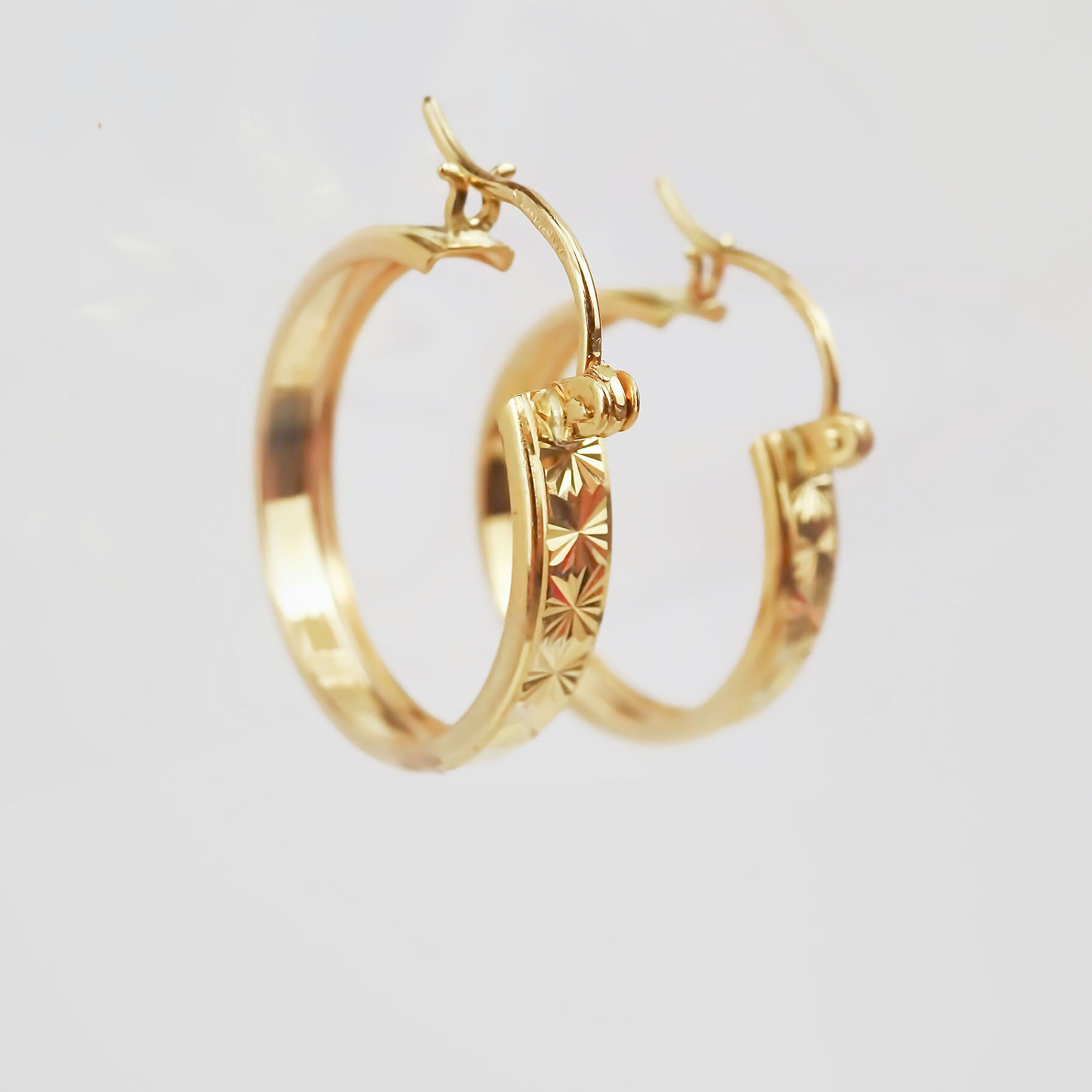 Amor Eterno - Arracadas Huggie Estrella Facetada / Oro 10k