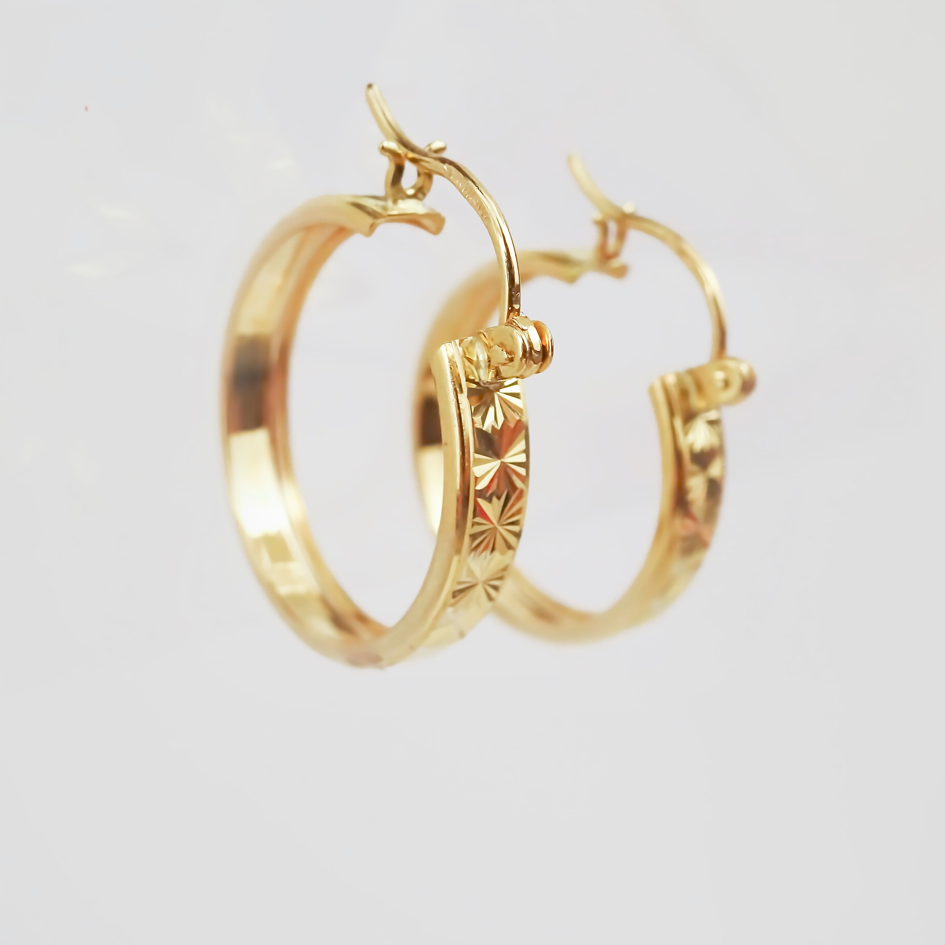 Amor Eterno - Arracadas Huggie Estrella Facetada / Oro 10k