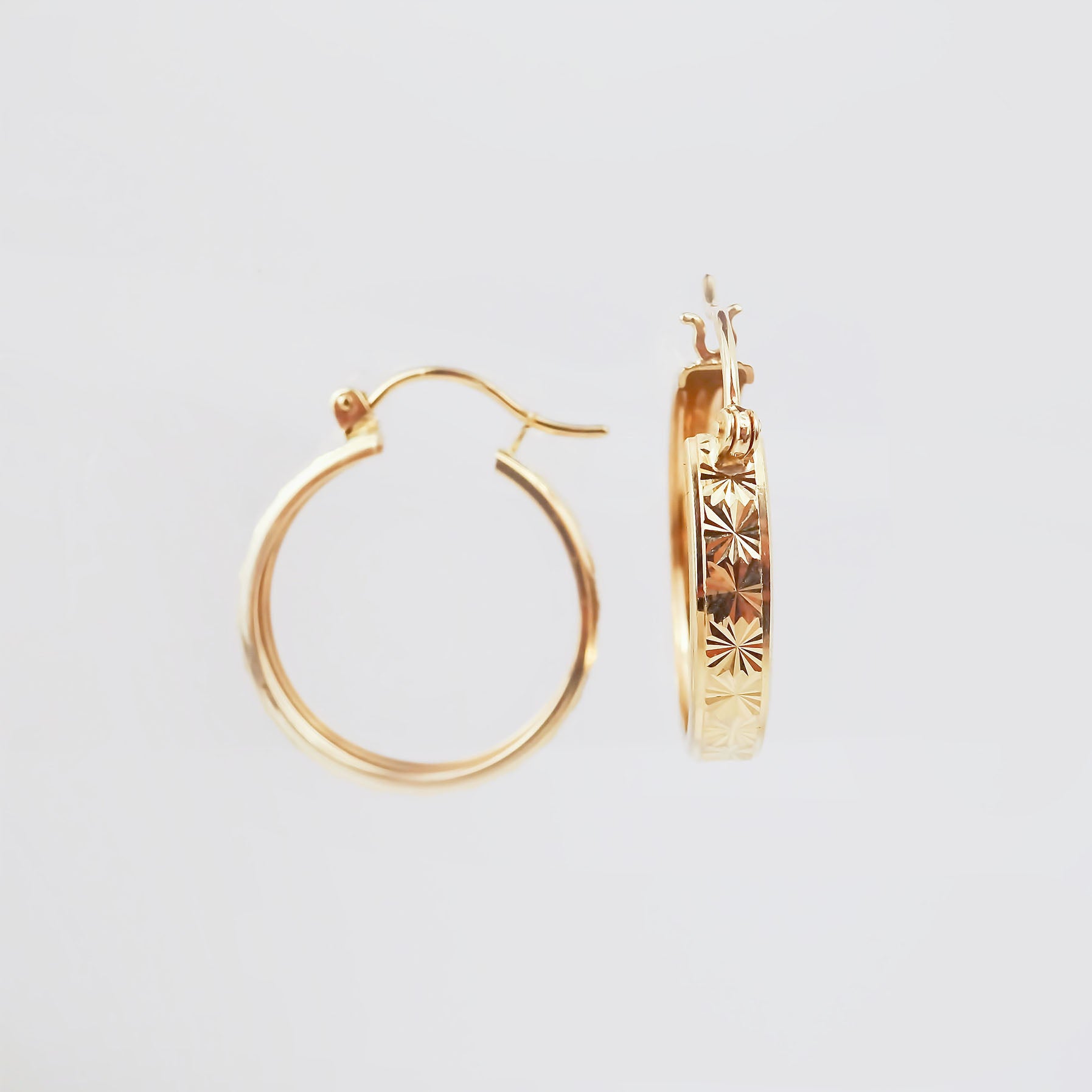 Amor Eterno - Arracadas Huggie Estrella Facetada / Oro 10k