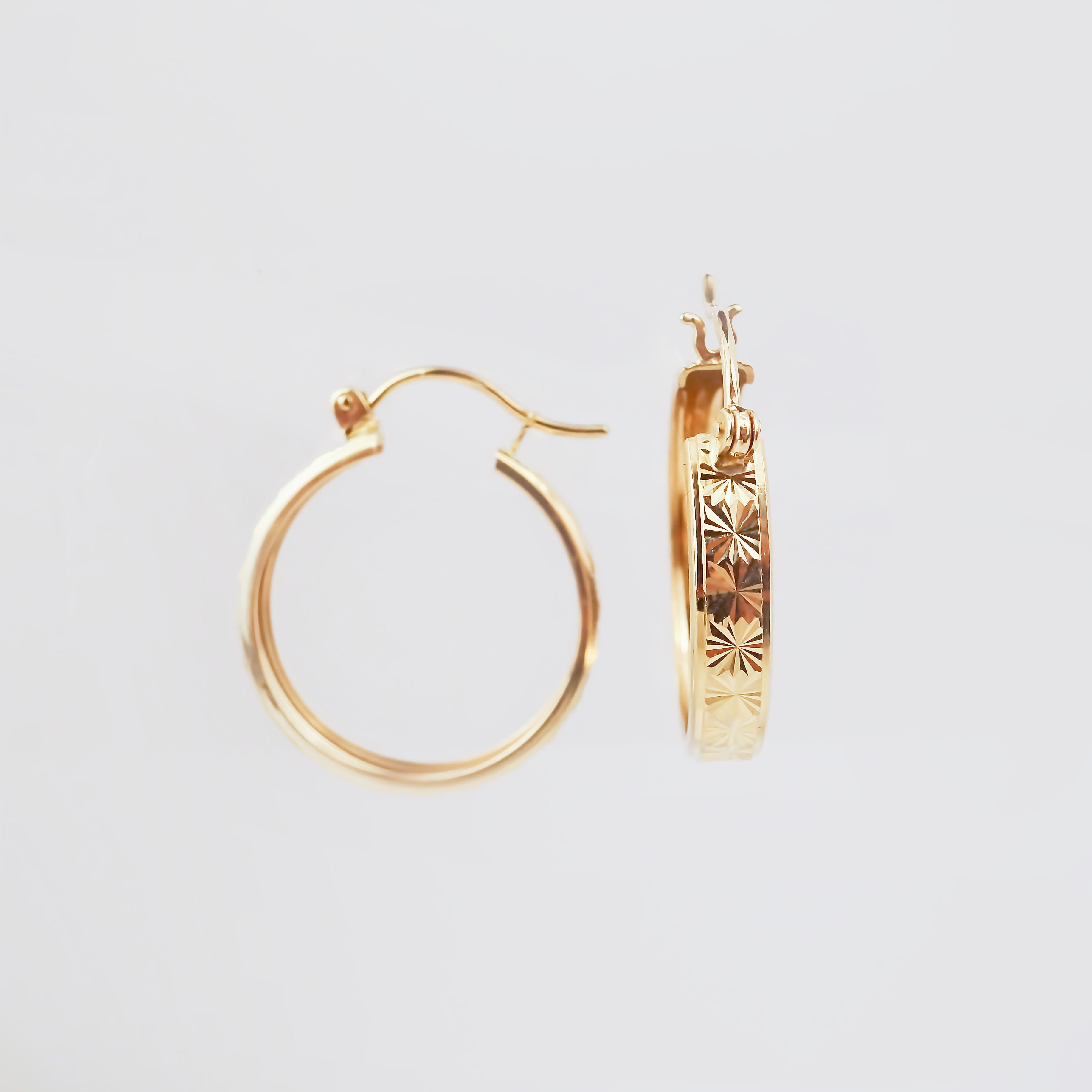 Amor Eterno - Arracadas Huggie Estrella Facetada / Oro 10k