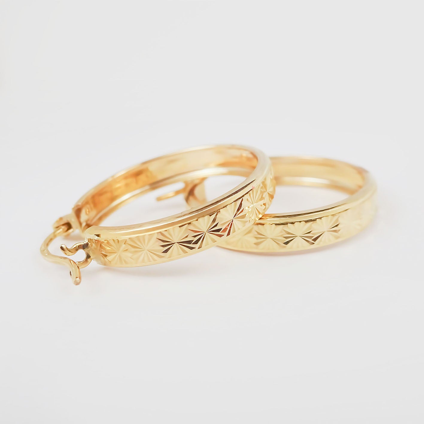 Amor Eterno - Arracadas Huggie Estrella Facetada / Oro 10k
