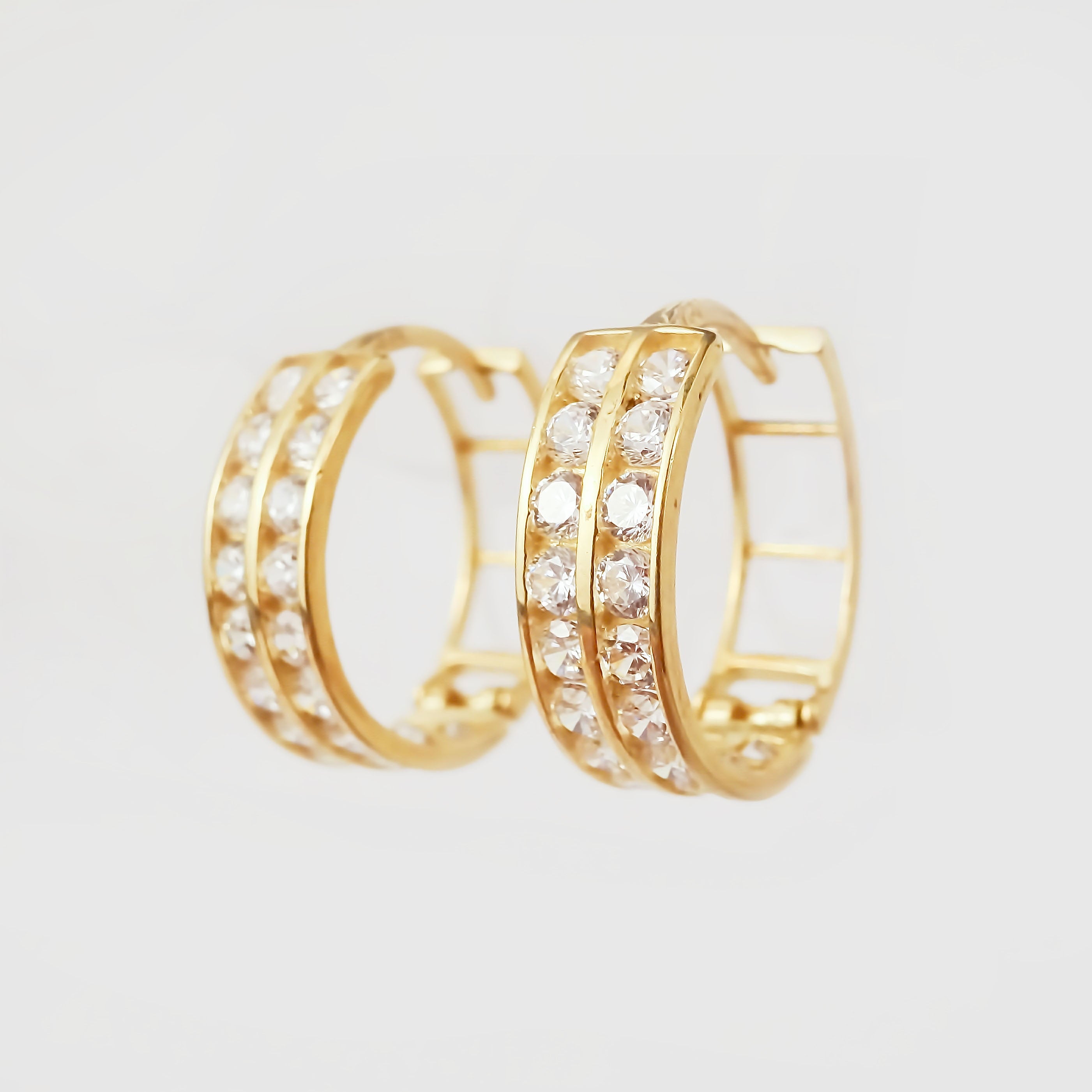 Amor Eterno - Arracadas Huggie Doble Dahlia / Aretes Oro 10k