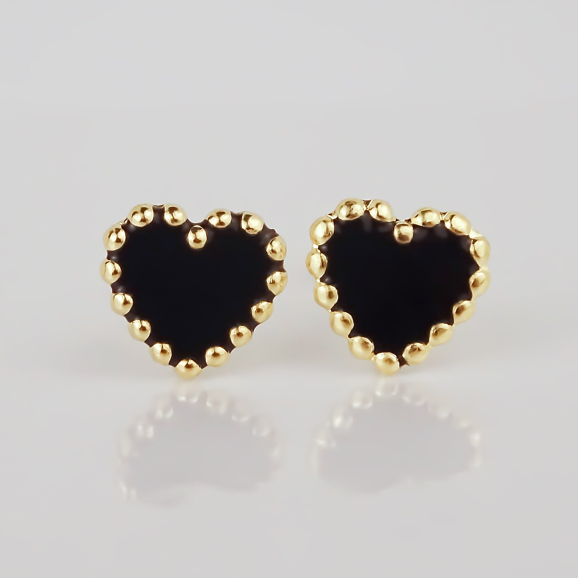 Amor Eterno - Broqueles Corazón Esmaltado / Oro Sólido 10k / Negro