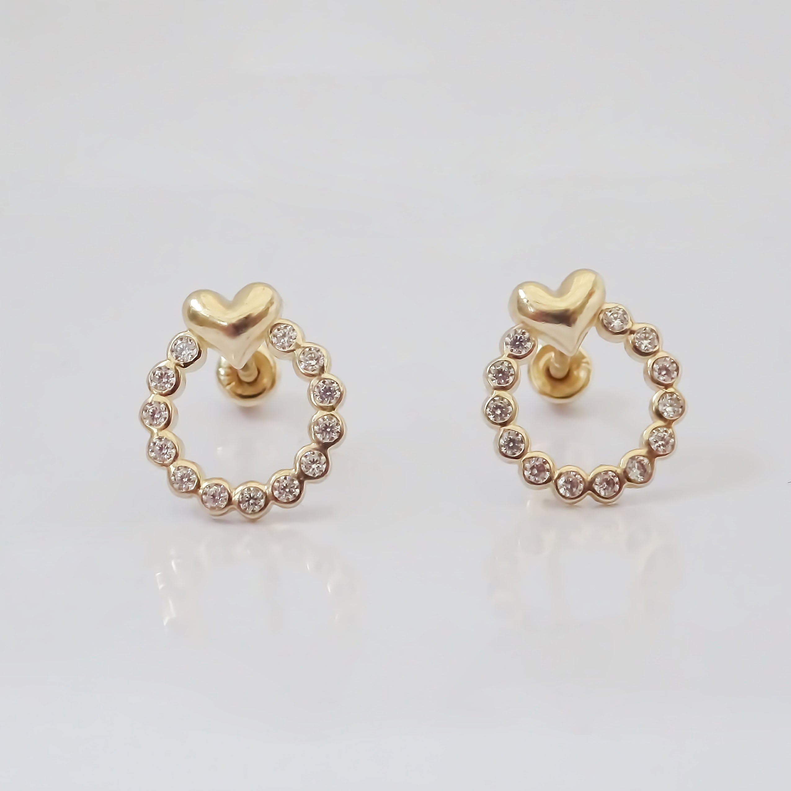 Amor Eterno - Broqueles Círculo Elegante Corazón / Oro 10k