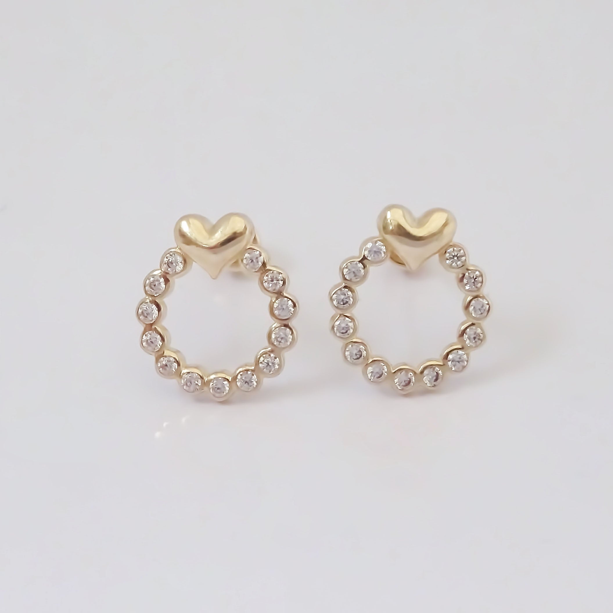 Amor Eterno - Broqueles Círculo Elegante Corazón / Oro 10k