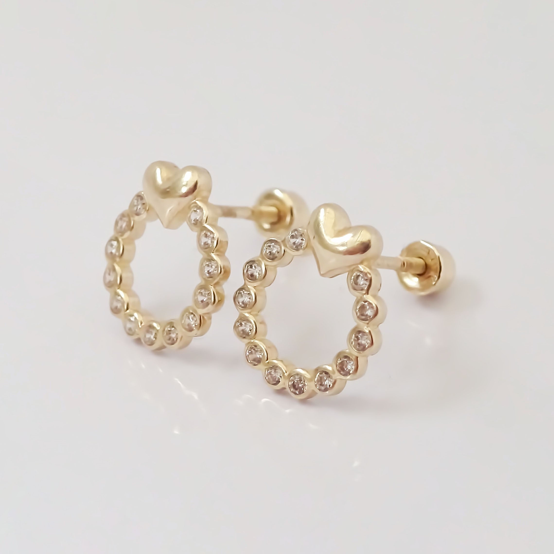 Amor Eterno - Broqueles Círculo Elegante Corazón / Oro 10k