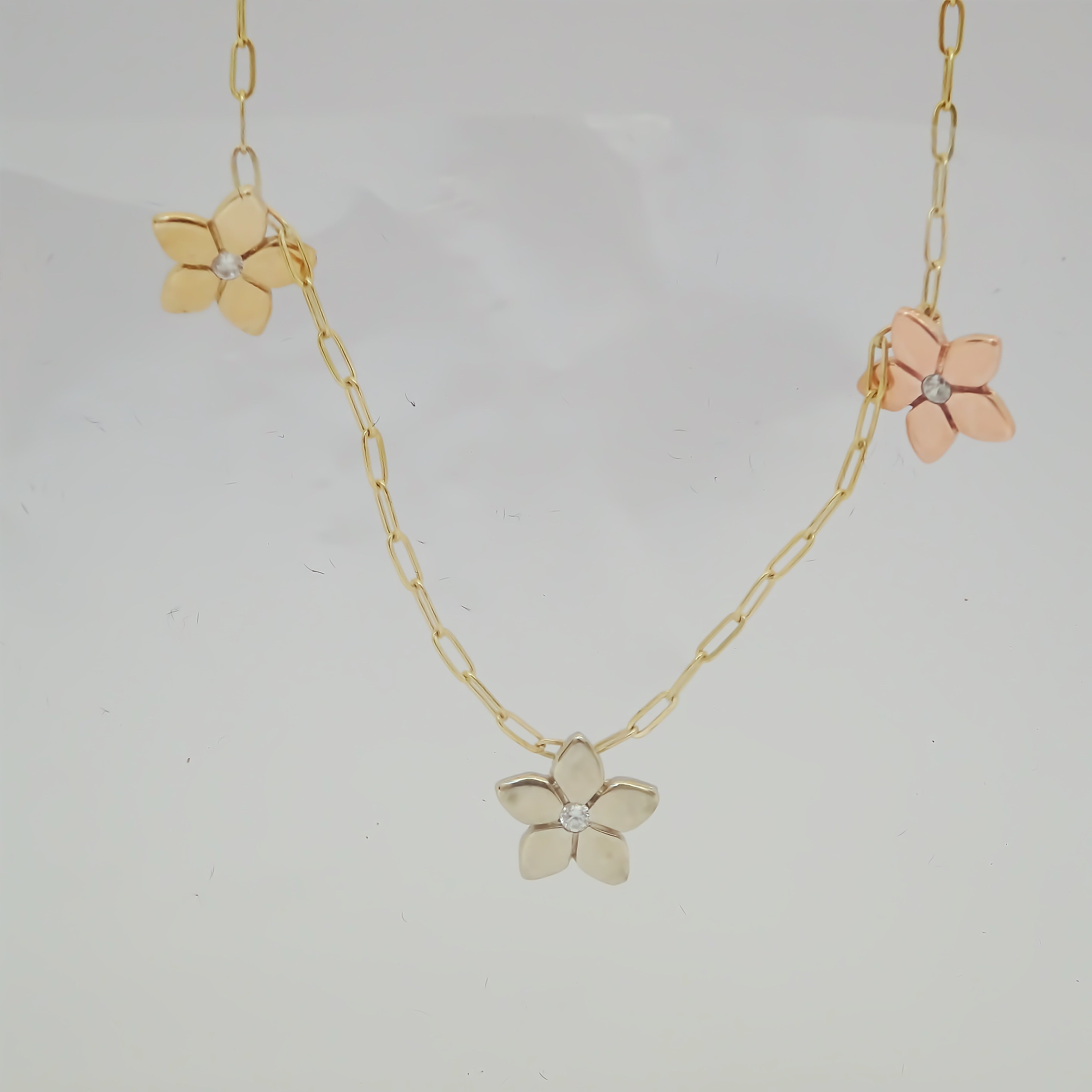 Amor Eterno - Gargantilla Flores 3 Oros / Oro Sólido 10k
