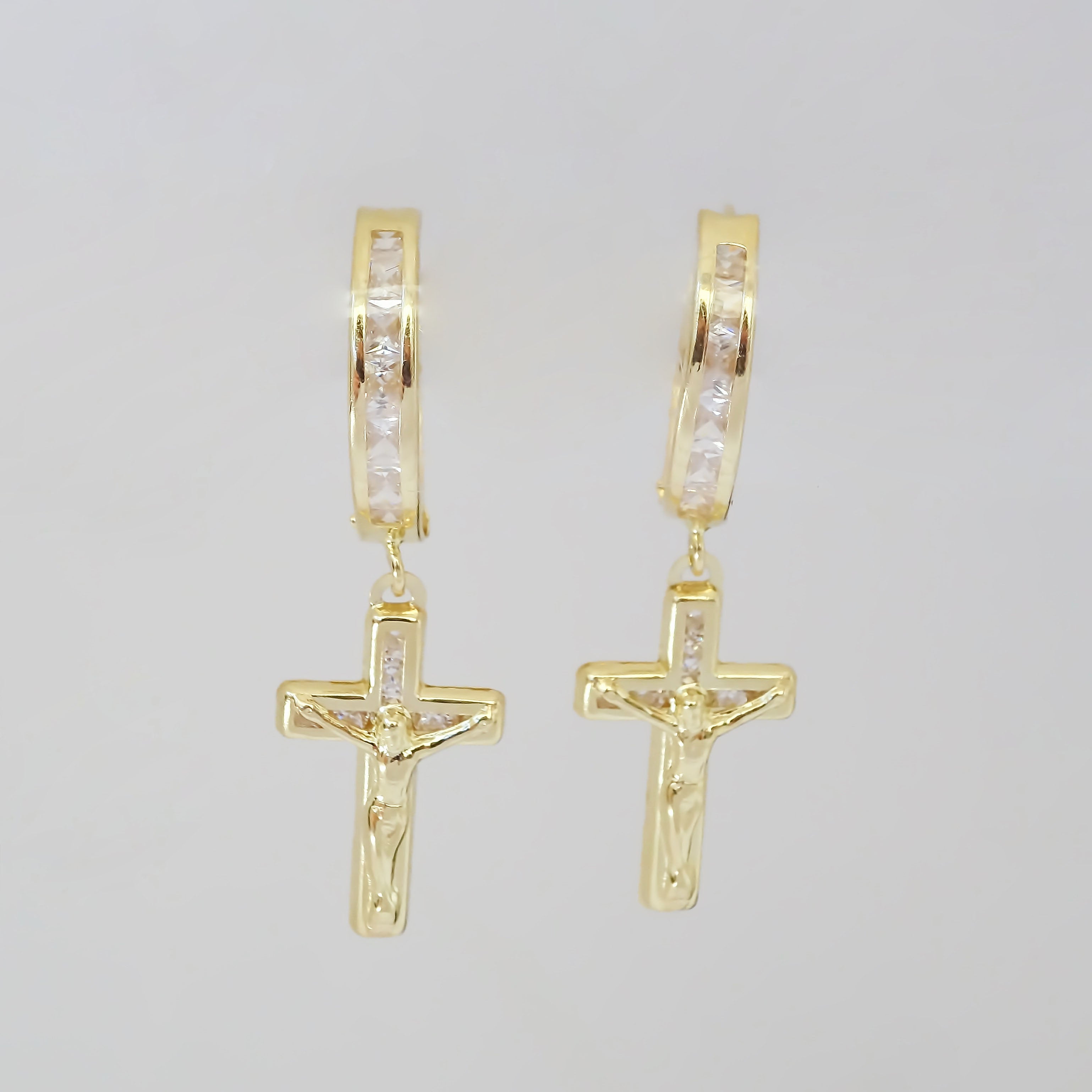 Amor Eterno - Arracadas Huggie Cruz / Oro 10k