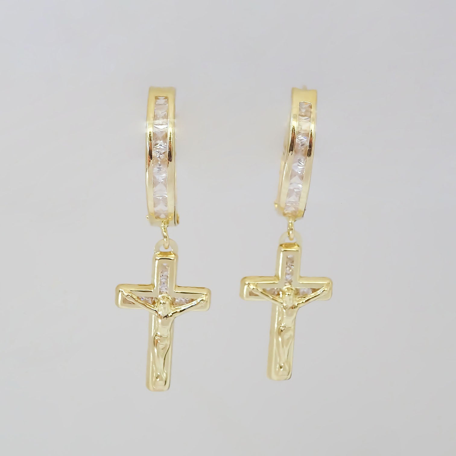 Amor Eterno - Arracadas Huggie Cruz / Oro 10k